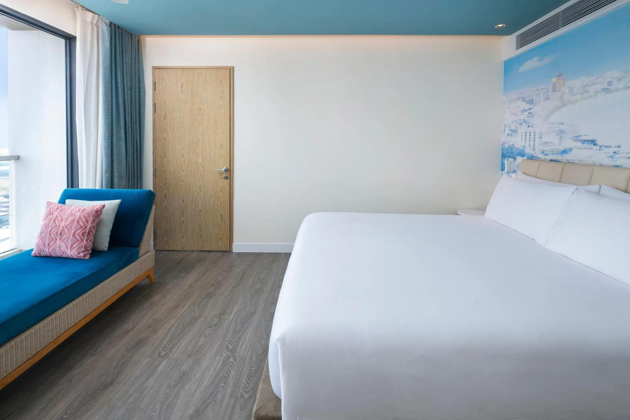 Photo of the whole room, Bed in OZO North Pattaya