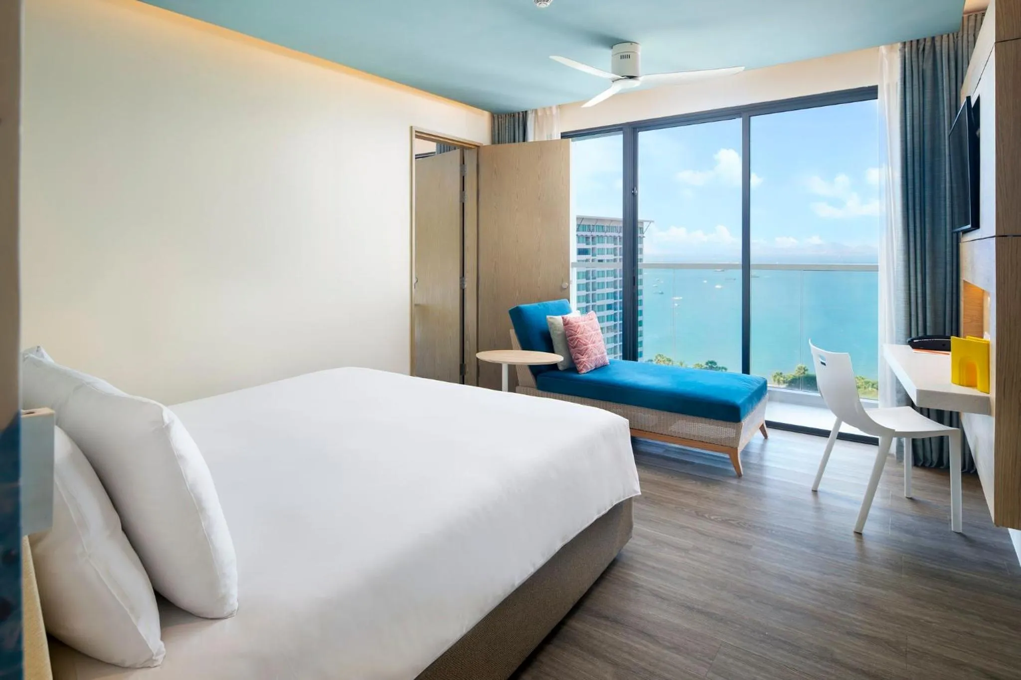 Photo of the whole room, Bed in OZO North Pattaya