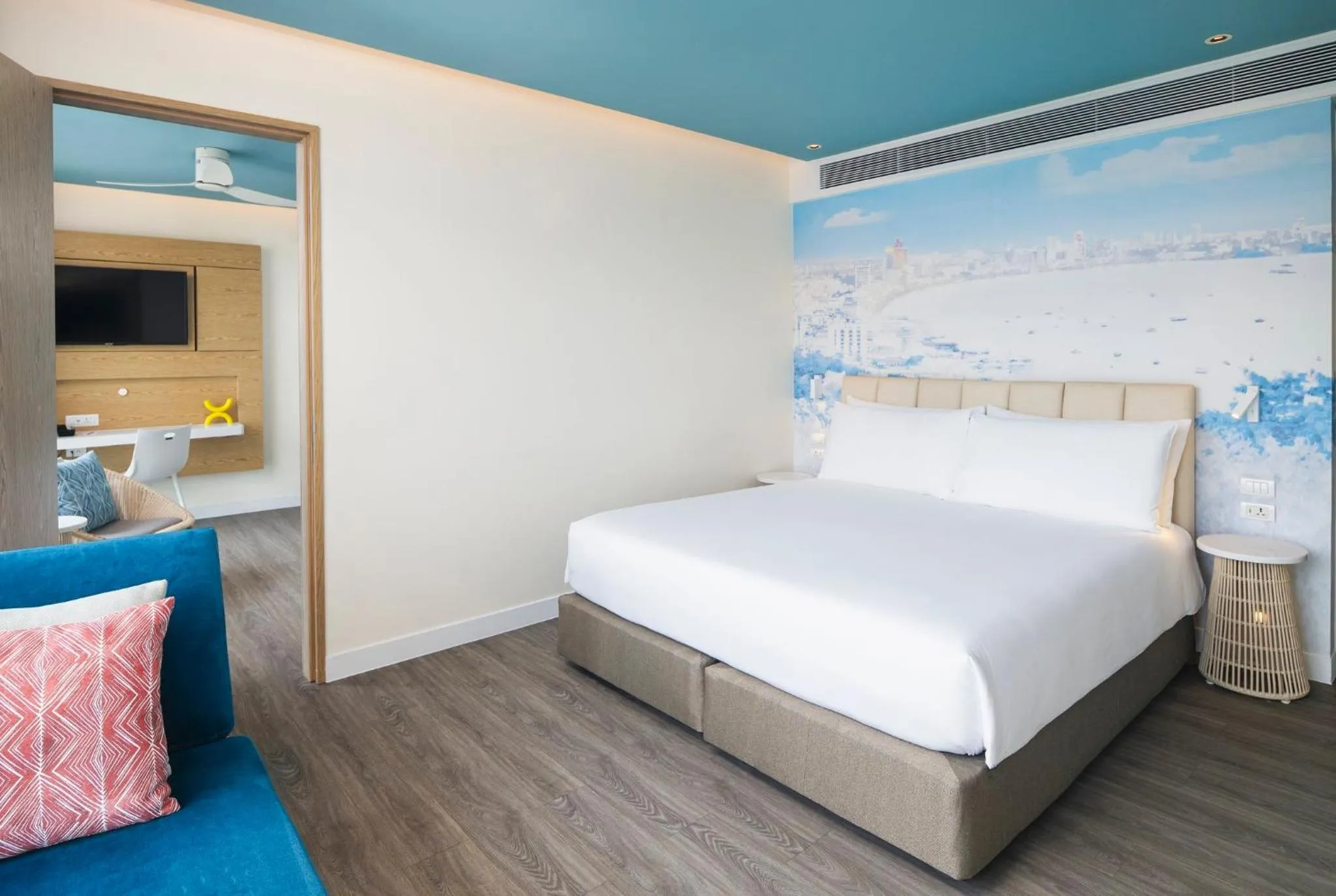 Photo of the whole room, Bed in OZO North Pattaya