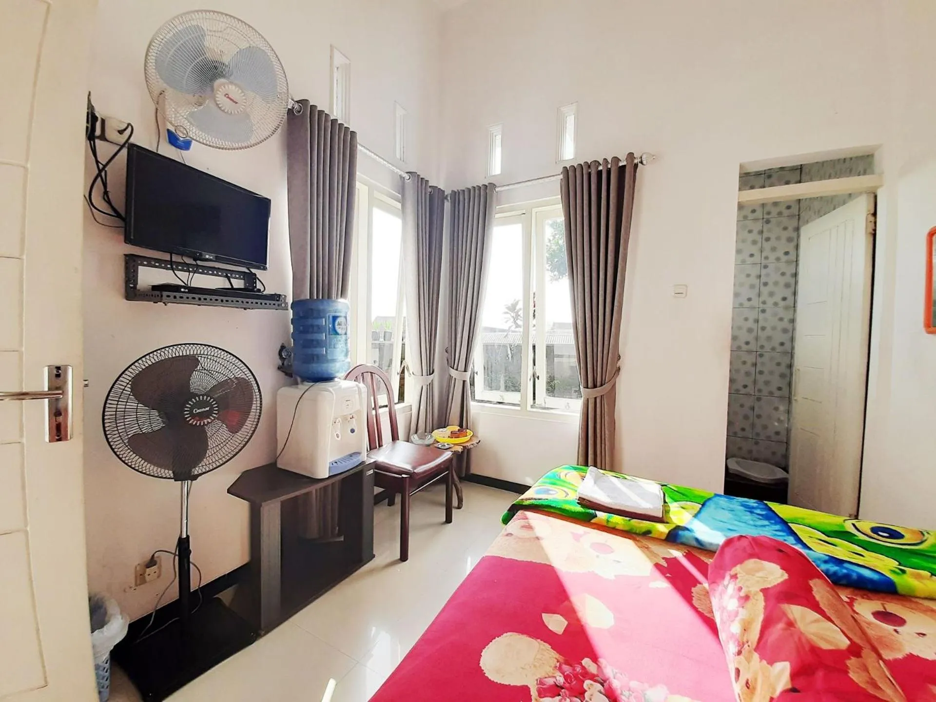 Photo of the whole room, Bed in Villa Monesa Tretes