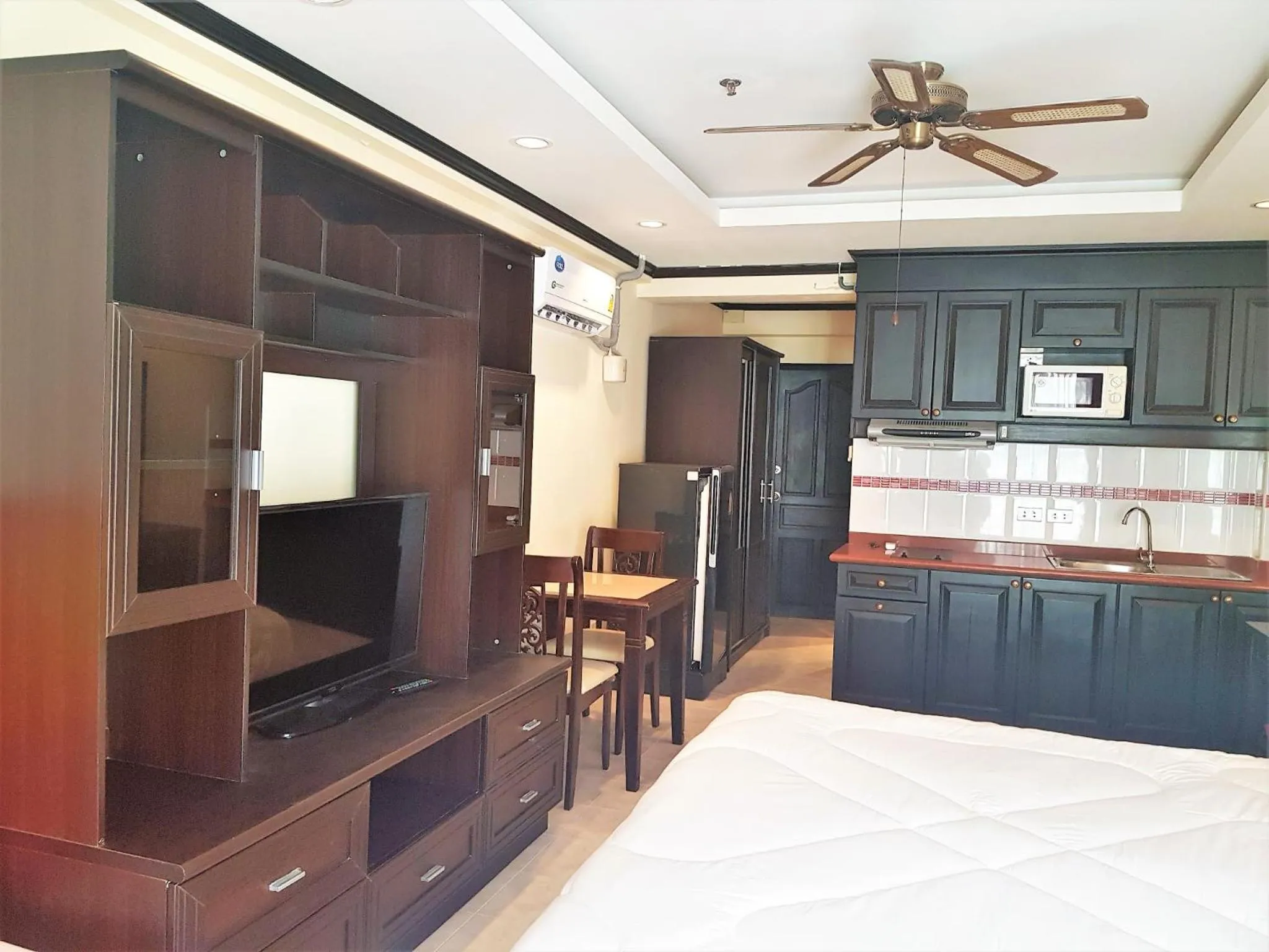 Bedroom, TV/Entertainment Center in Jomtien beach condo sea view studio apartment 12th floor