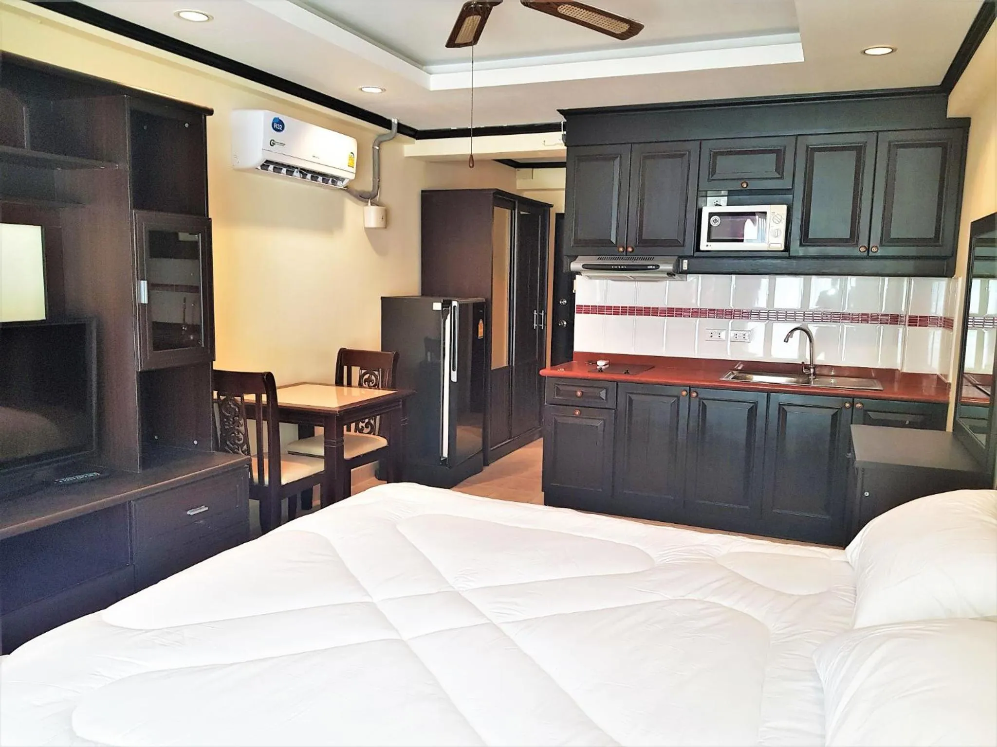 Bedroom, Bed in Jomtien beach condo sea view studio apartment 12th floor