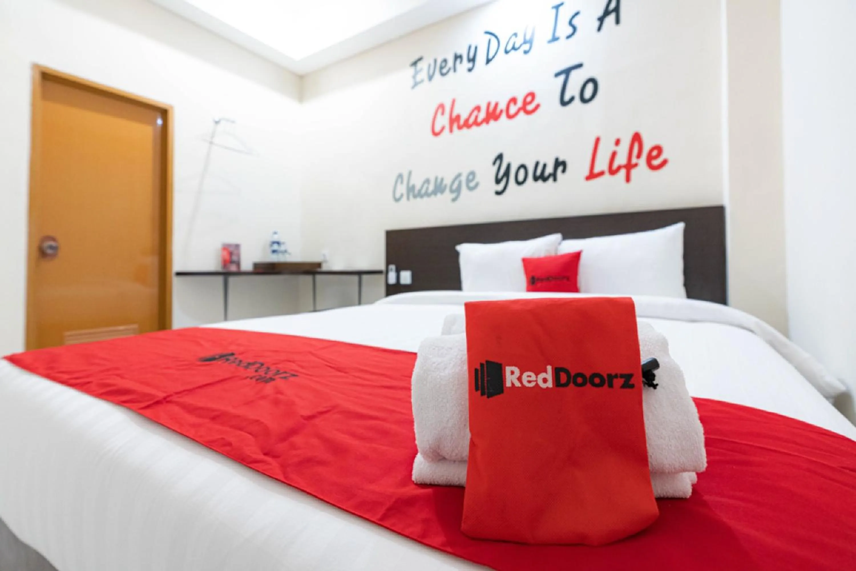 Bedroom, Bed in RedDoorz Plus At Harvest Inn Panakkukang