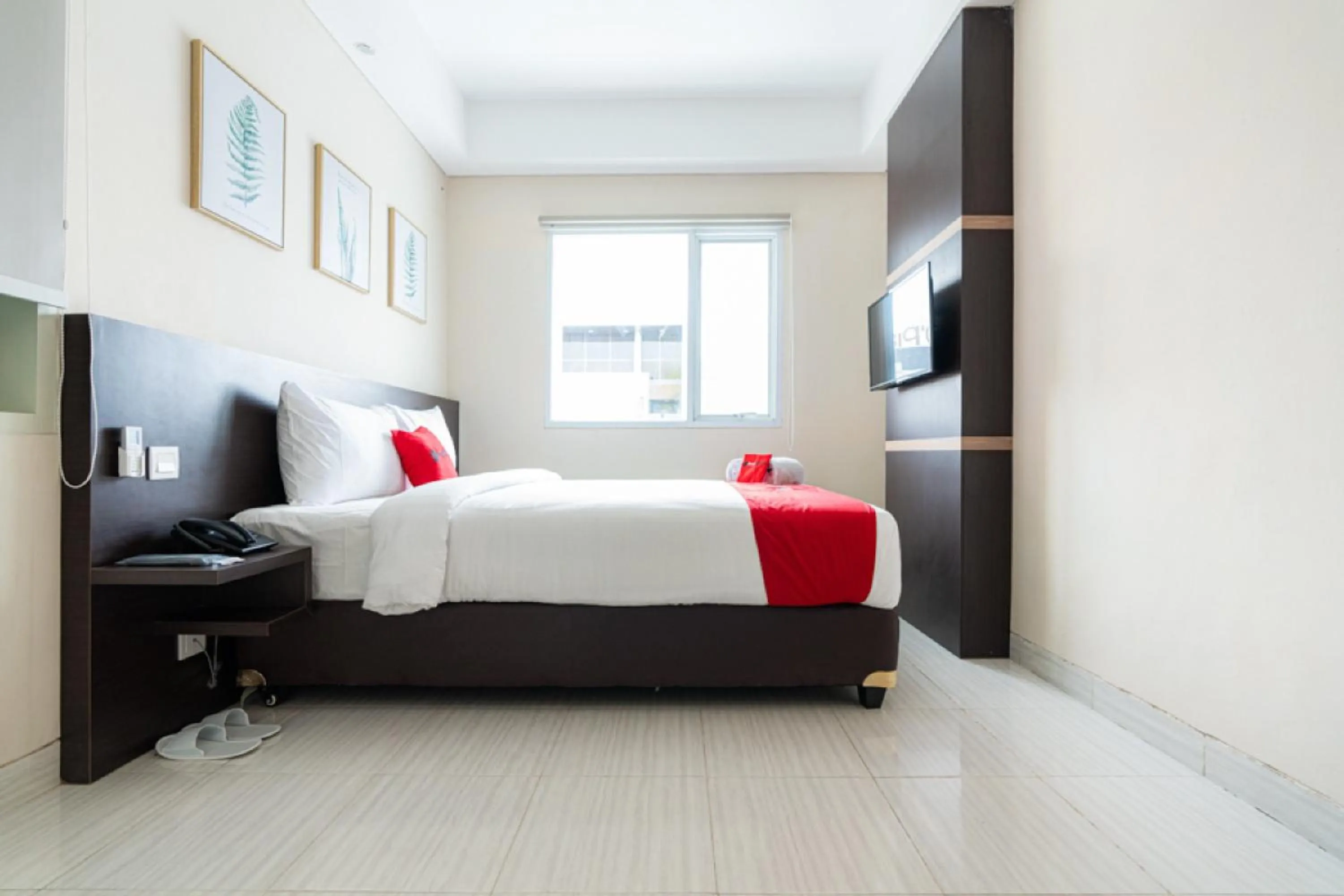 Bedroom, Bed in RedDoorz Plus At Harvest Inn Panakkukang