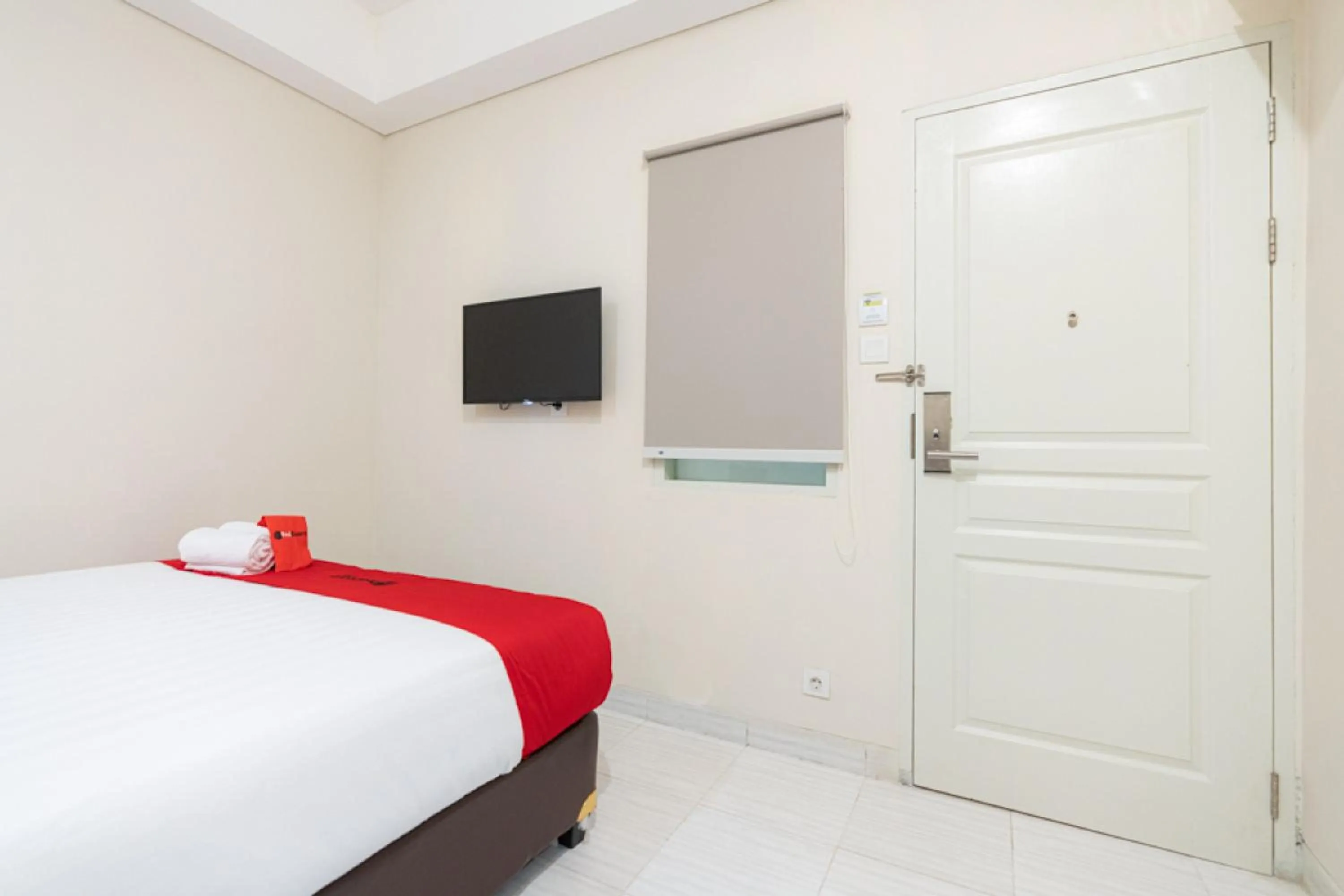 TV and multimedia, Bed in RedDoorz Plus At Harvest Inn Panakkukang