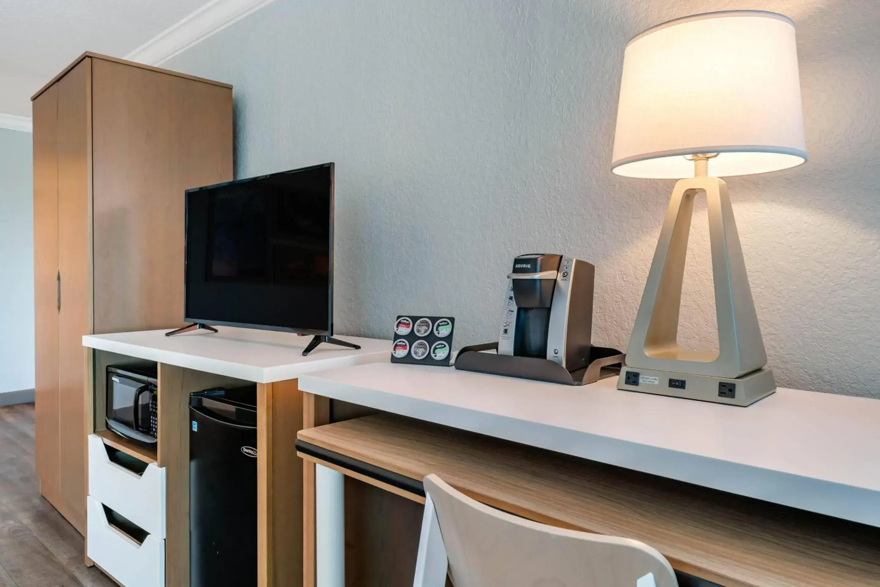 King Room with Patio - Non-Smoking in Dolphin Sands Clearwater Beach, an Ascend Collection Hotel King Room with Patio - Non-Smoking in Dolphin Sands Clearwater Beach, an Ascend Collection Hotel