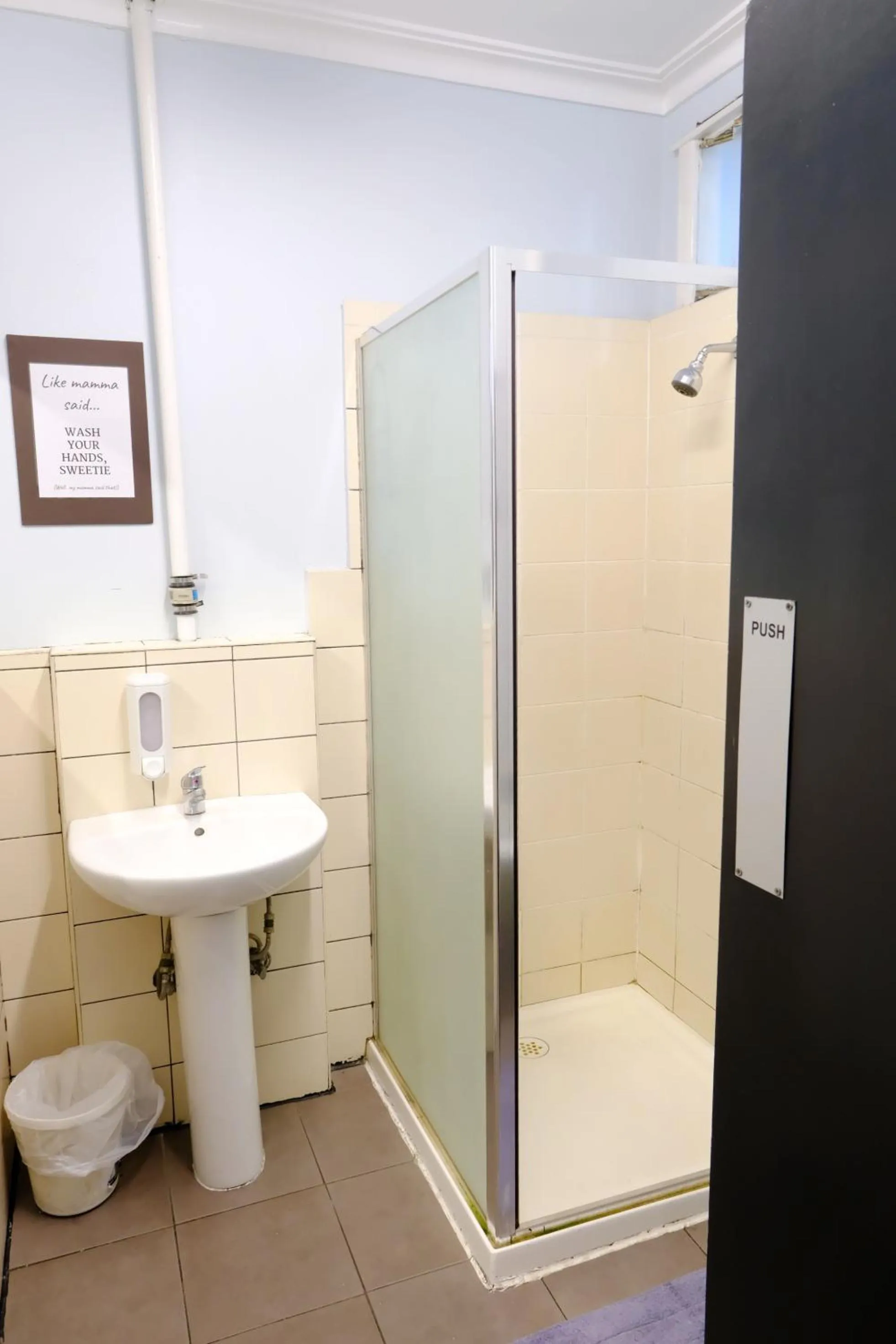 Shower in Pint On Punt Backpackers