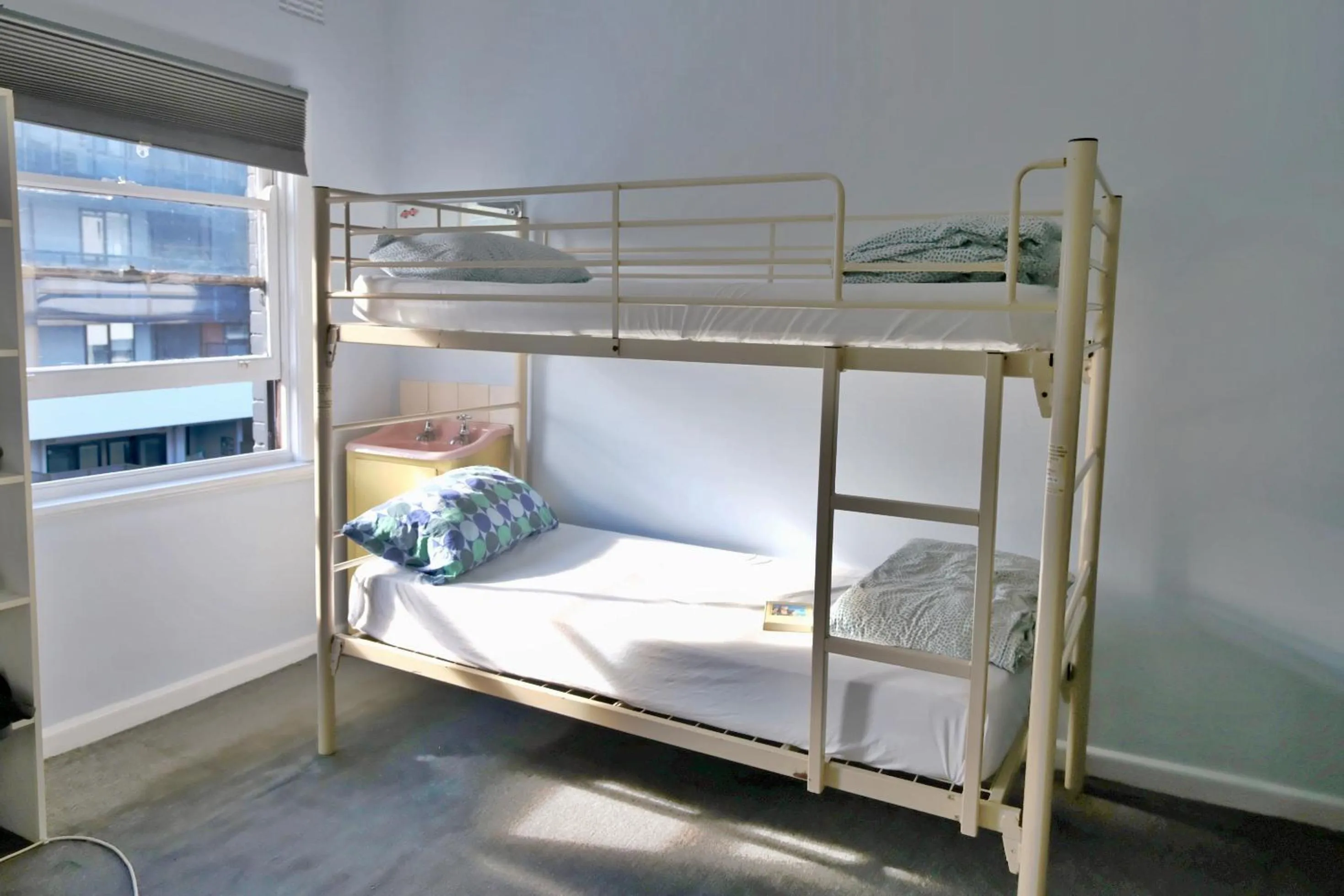 Bed in Pint On Punt Backpackers