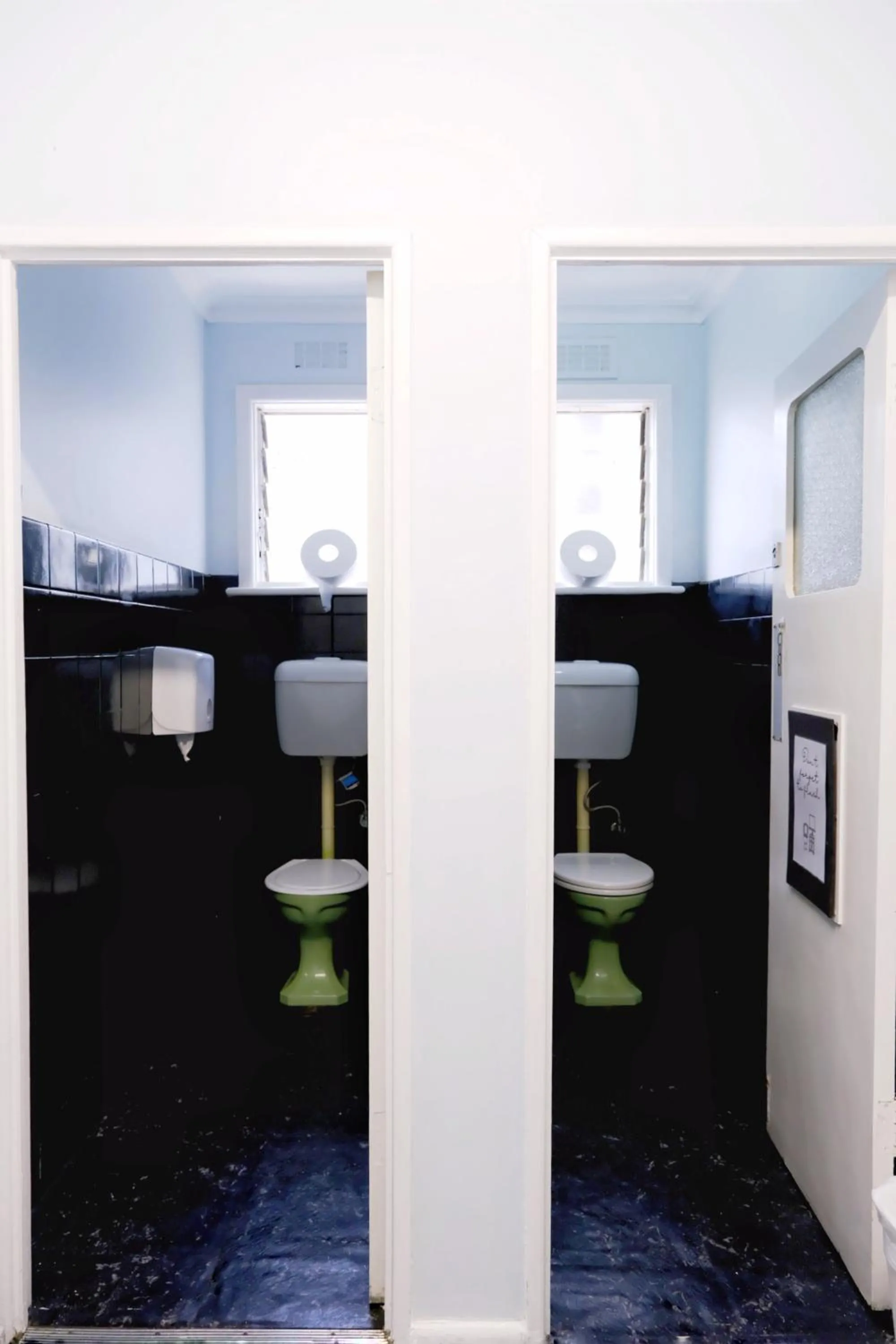 Toilet in Pint On Punt Backpackers