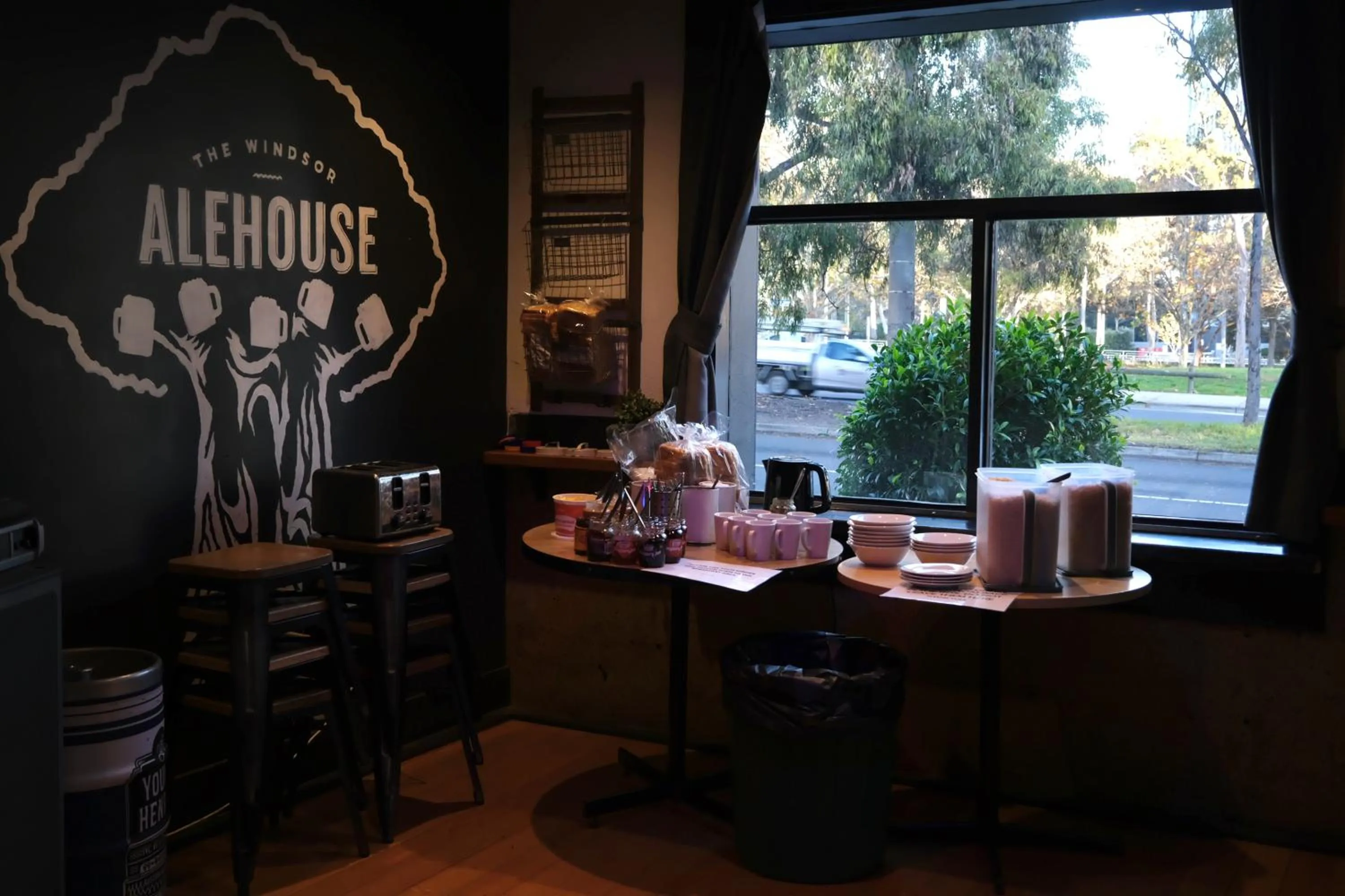 Restaurant/places to eat in Pint On Punt Backpackers