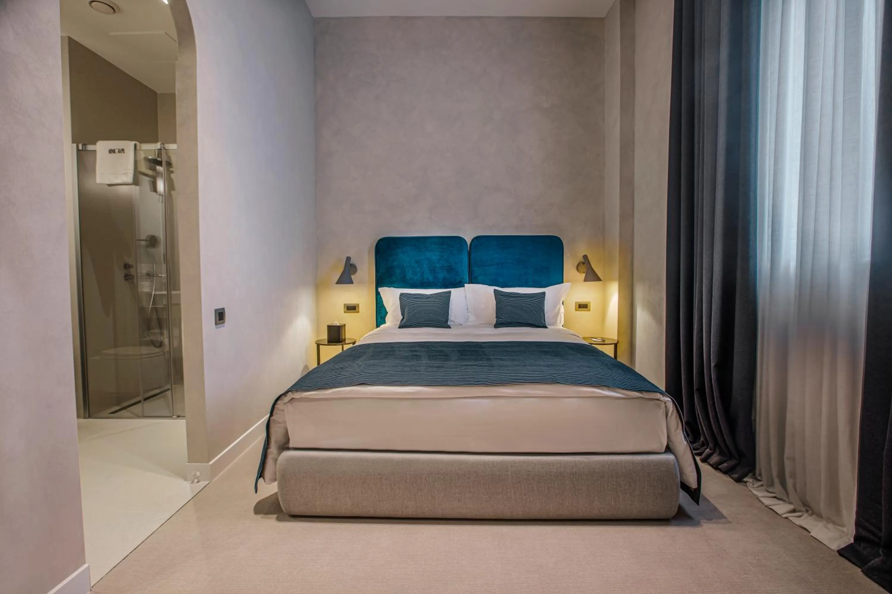 Shower, Bed in Monograph Freedom Square