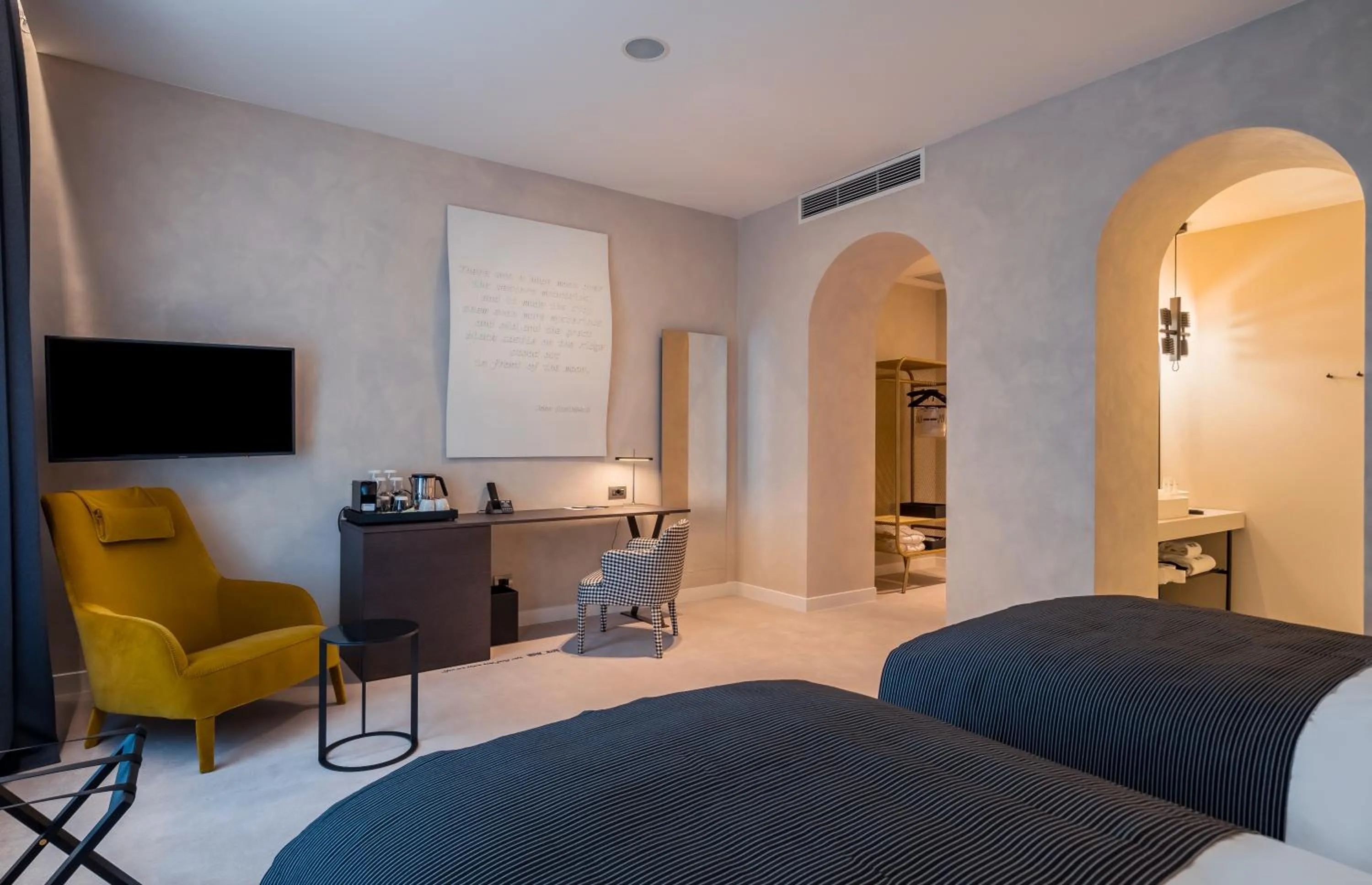 Photo of the whole room, Bed in Monograph Freedom Square