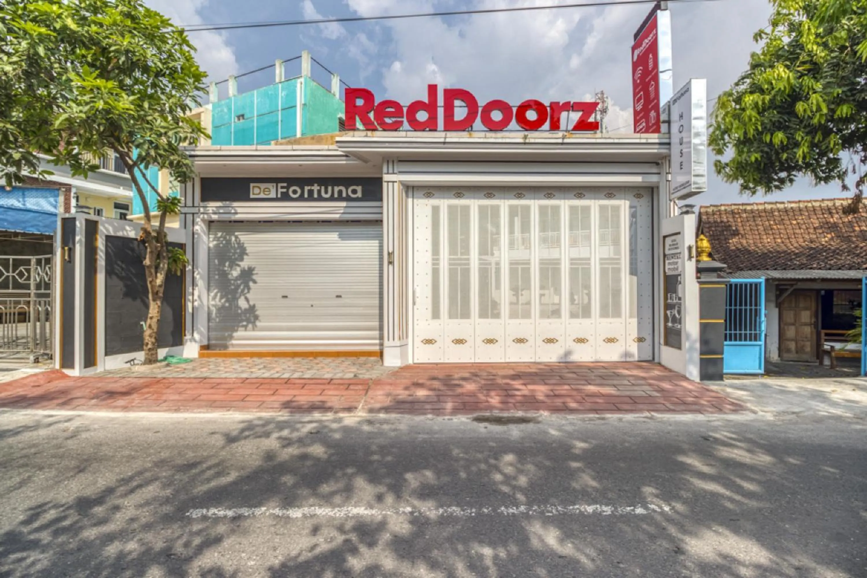 Facade/entrance in RedDoorz Plus near Gembira Loka Zoo 2