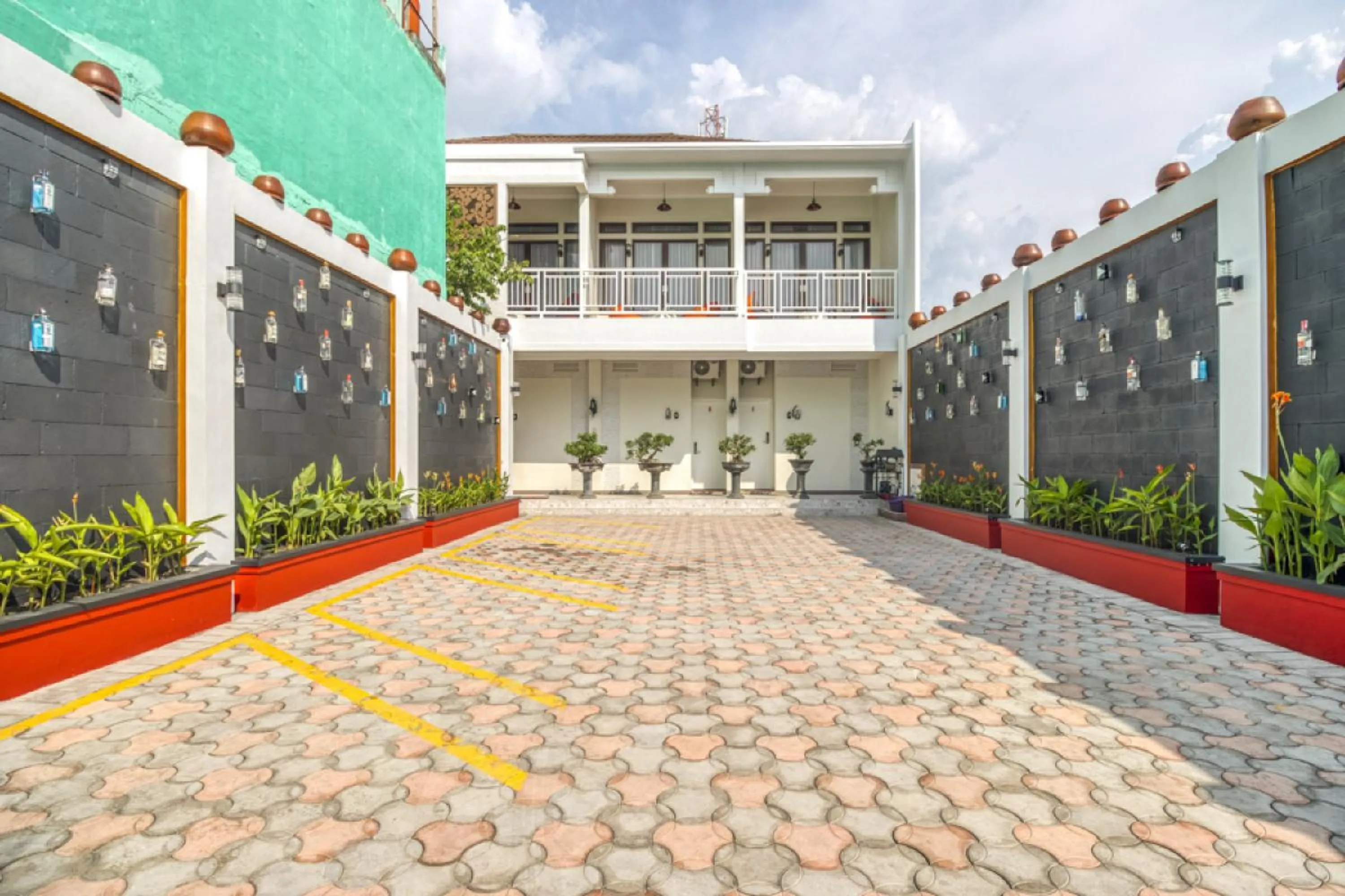 Property building in RedDoorz Plus near Gembira Loka Zoo 2