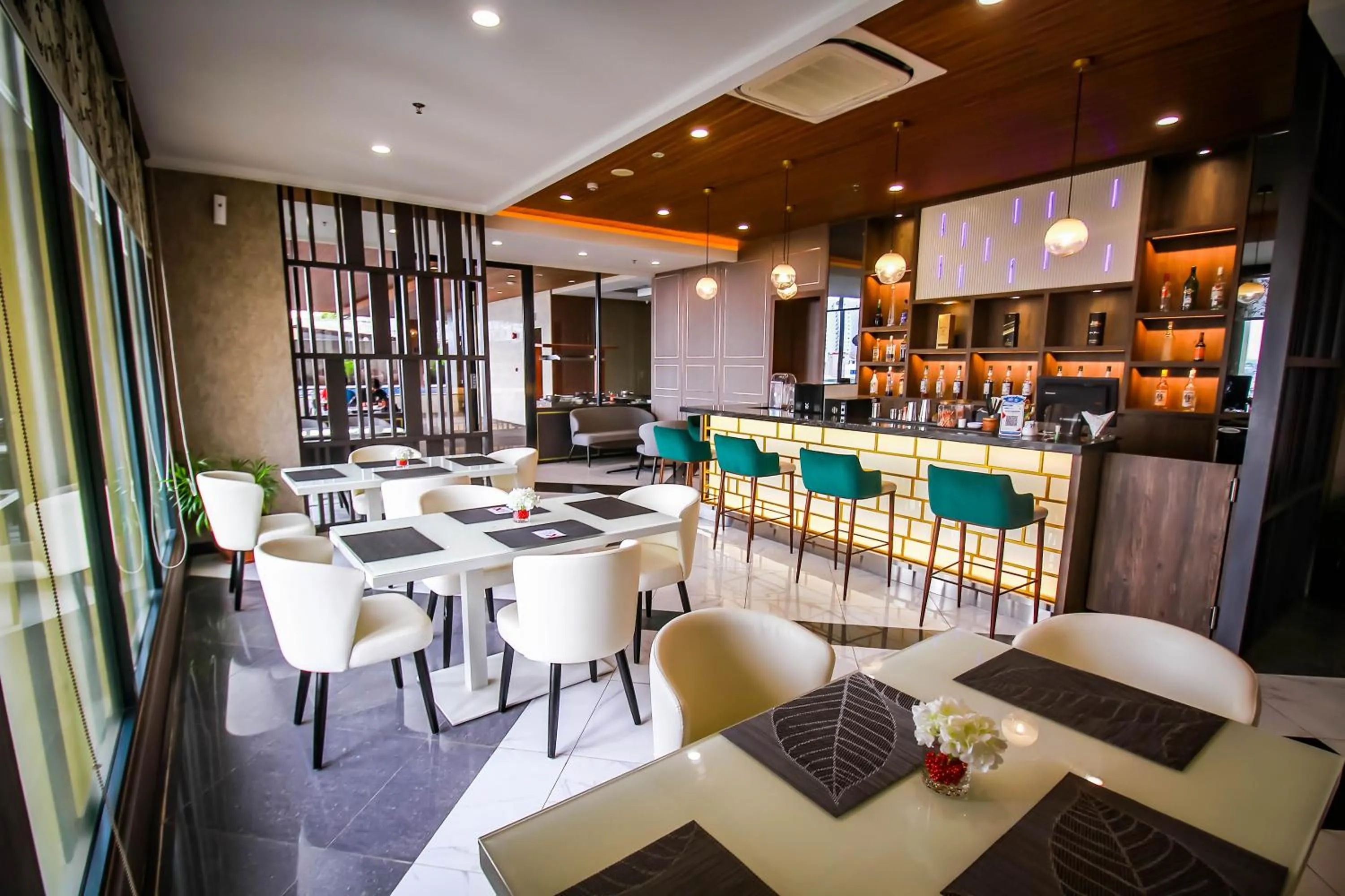 Lounge or bar in Asialink Hotel Batam by Prasanthi