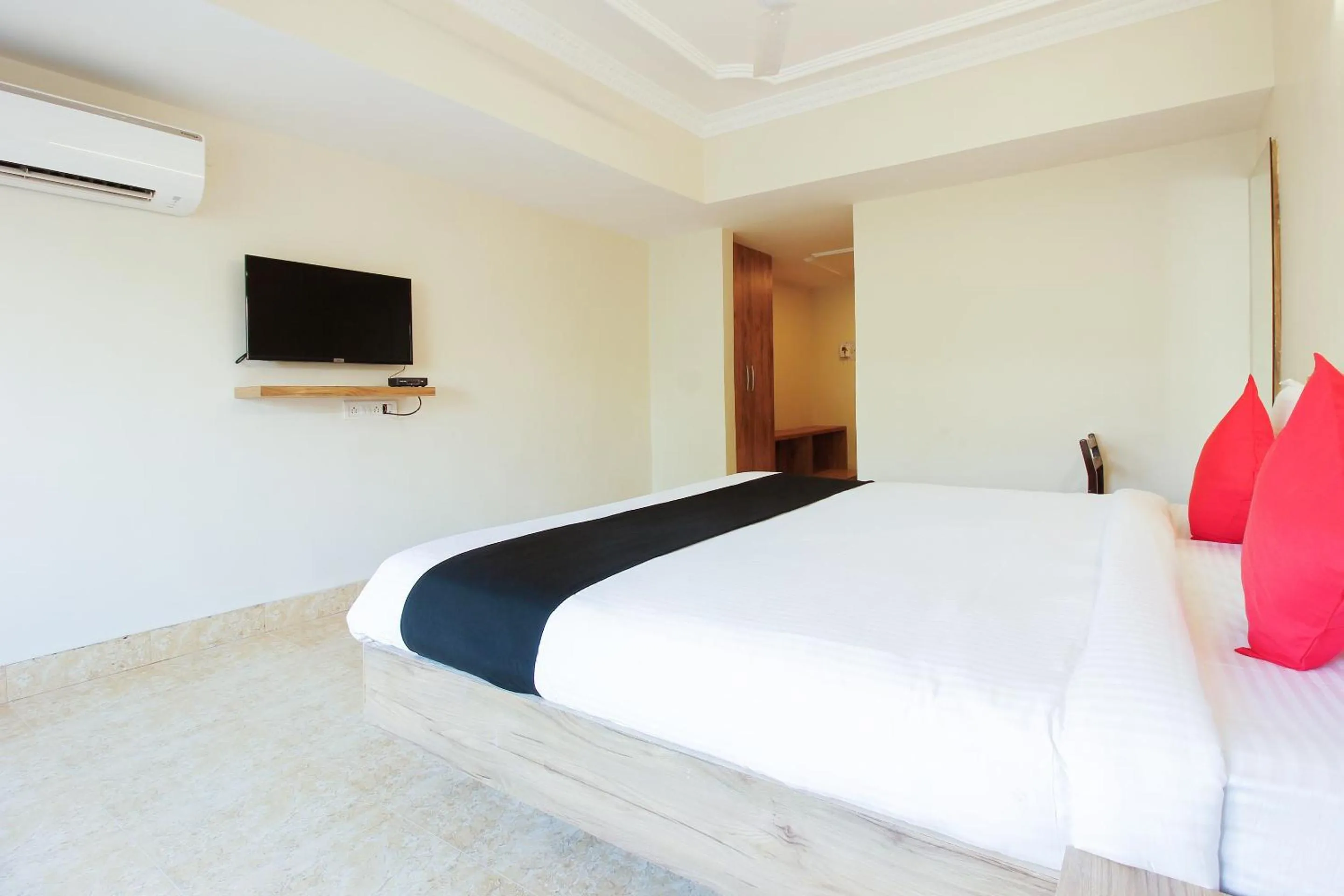 Bedroom, Bed in Super Capital O Sri Suprabhat Grand Near Kachiguda Railway Station