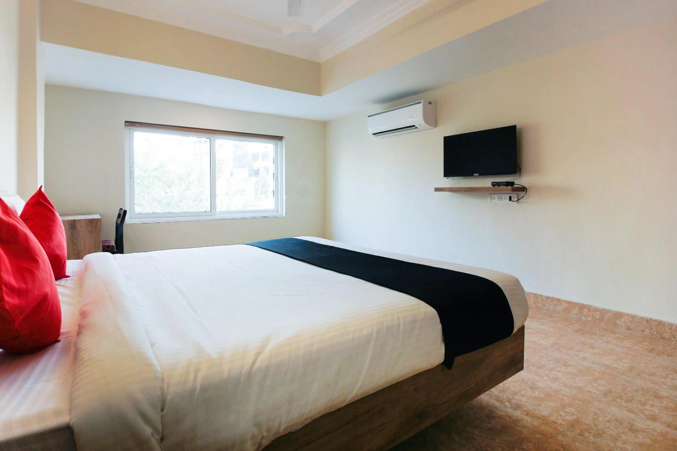 Bedroom, Bed in Super Capital O Sri Suprabhat Grand Near Kachiguda Railway Station