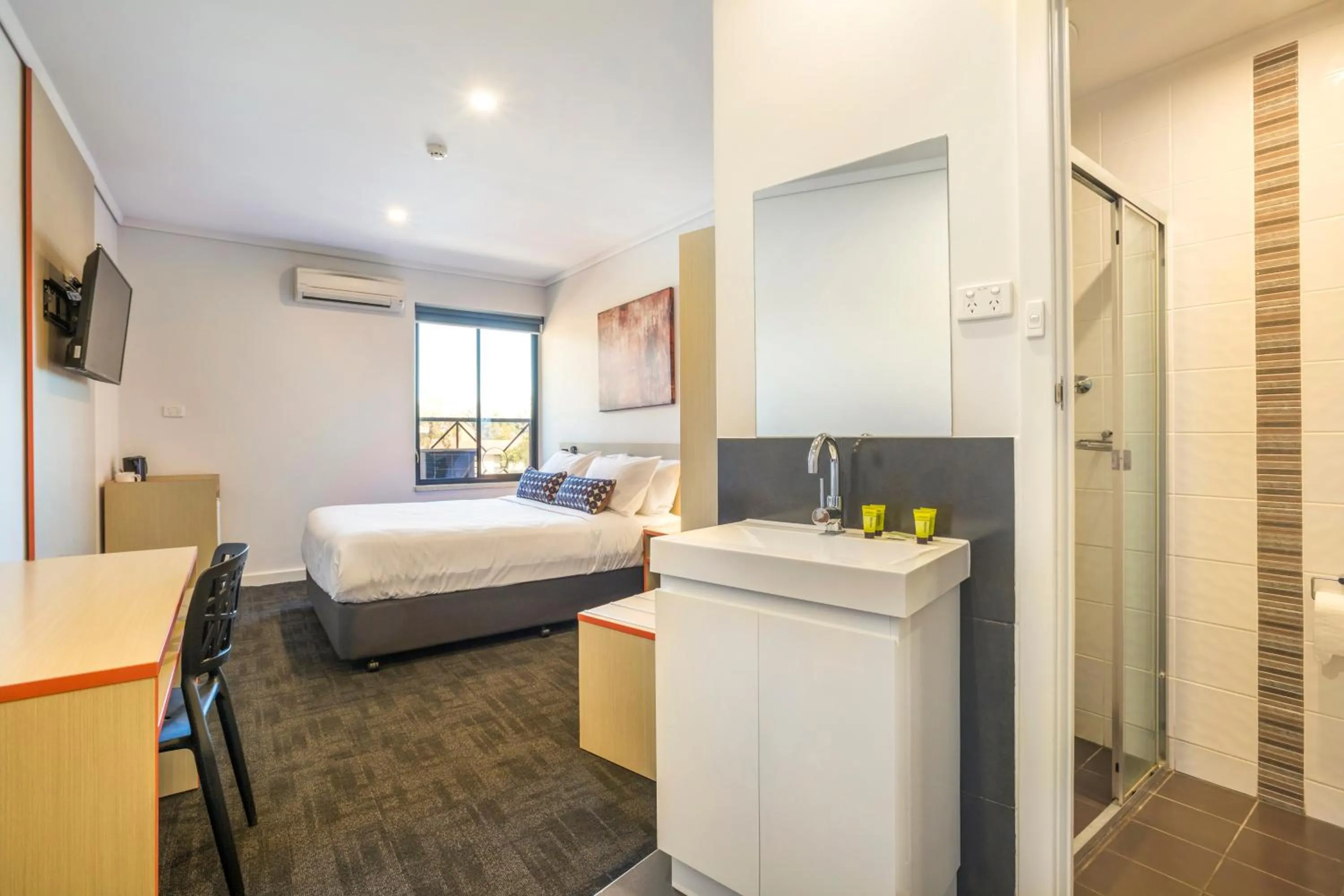 Photo of the whole room, Bed in Nightcap at Rose & Crown Hotel