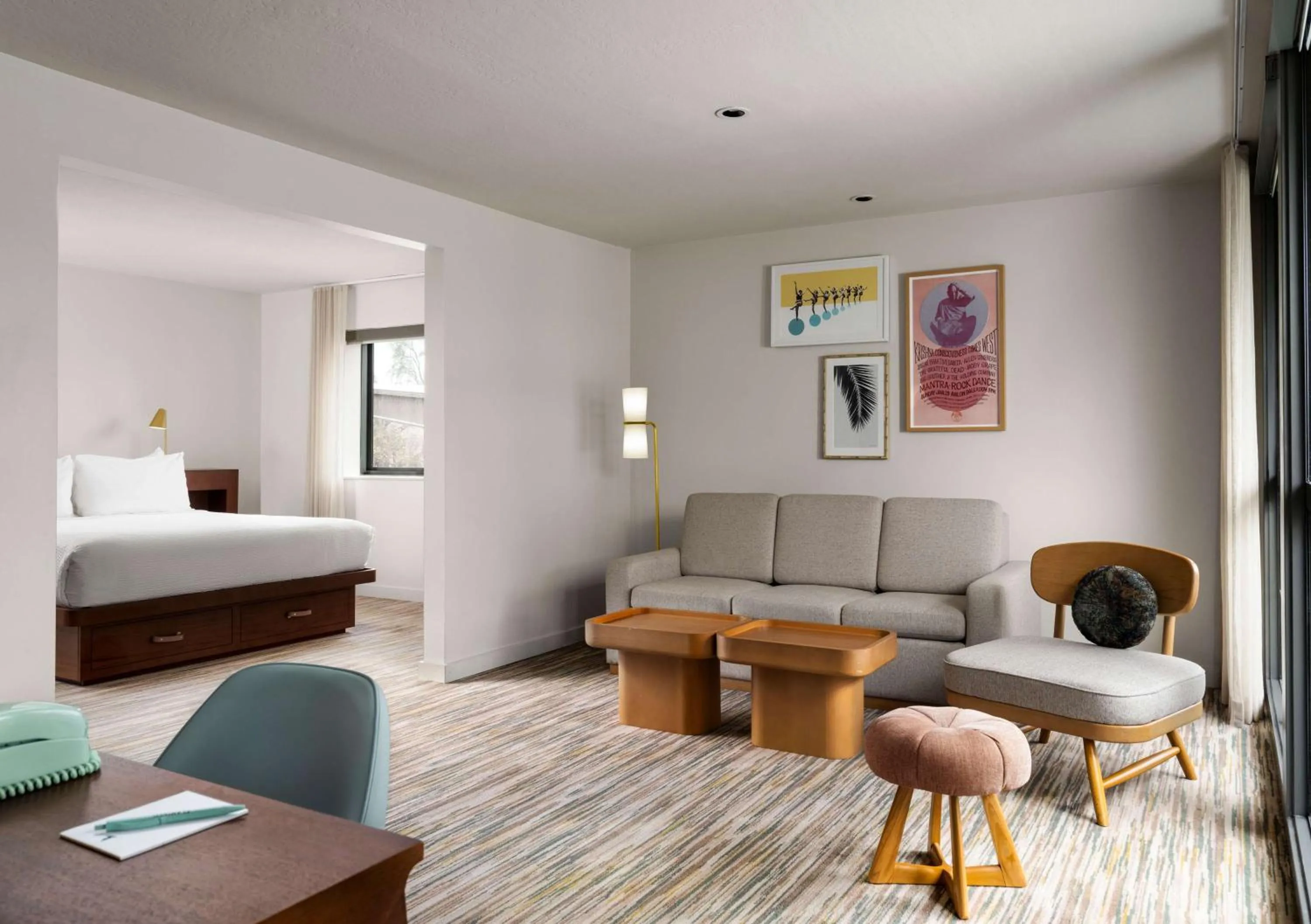 Living room, Bed in Flamingo Resort & Spa Santa Rosa Sonoma, Tapestry by Hilton