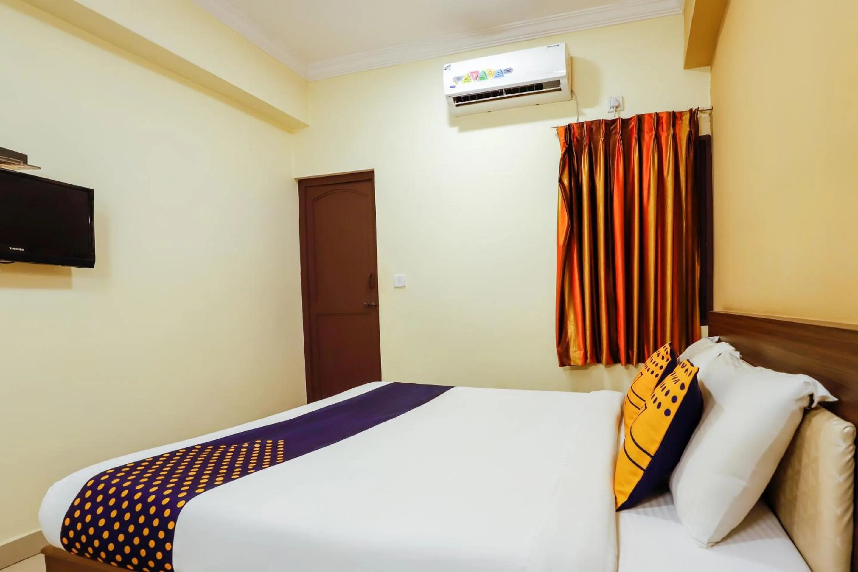 Bedroom, Bed in SPOT ON Central Inn