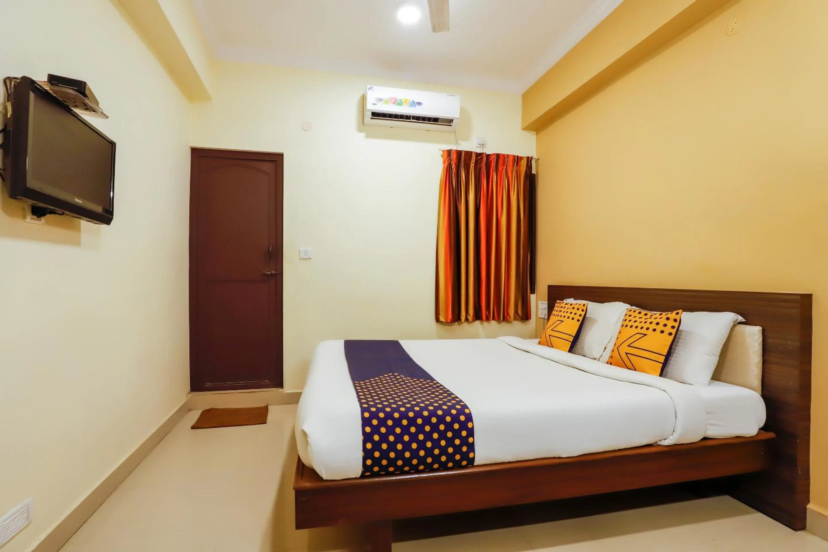 Bedroom, Bed in SPOT ON Central Inn