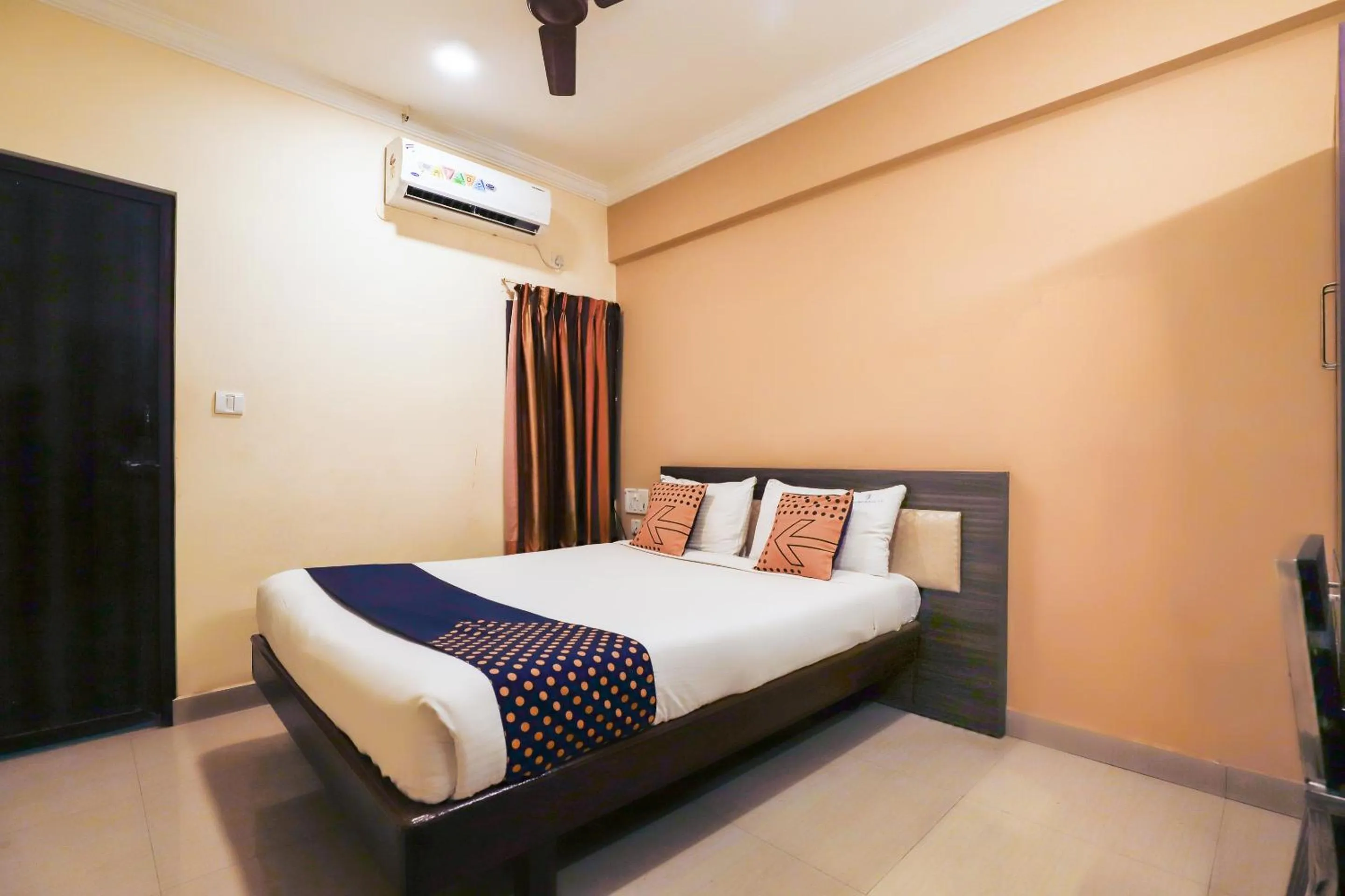 Bedroom, Bed in SPOT ON Central Inn