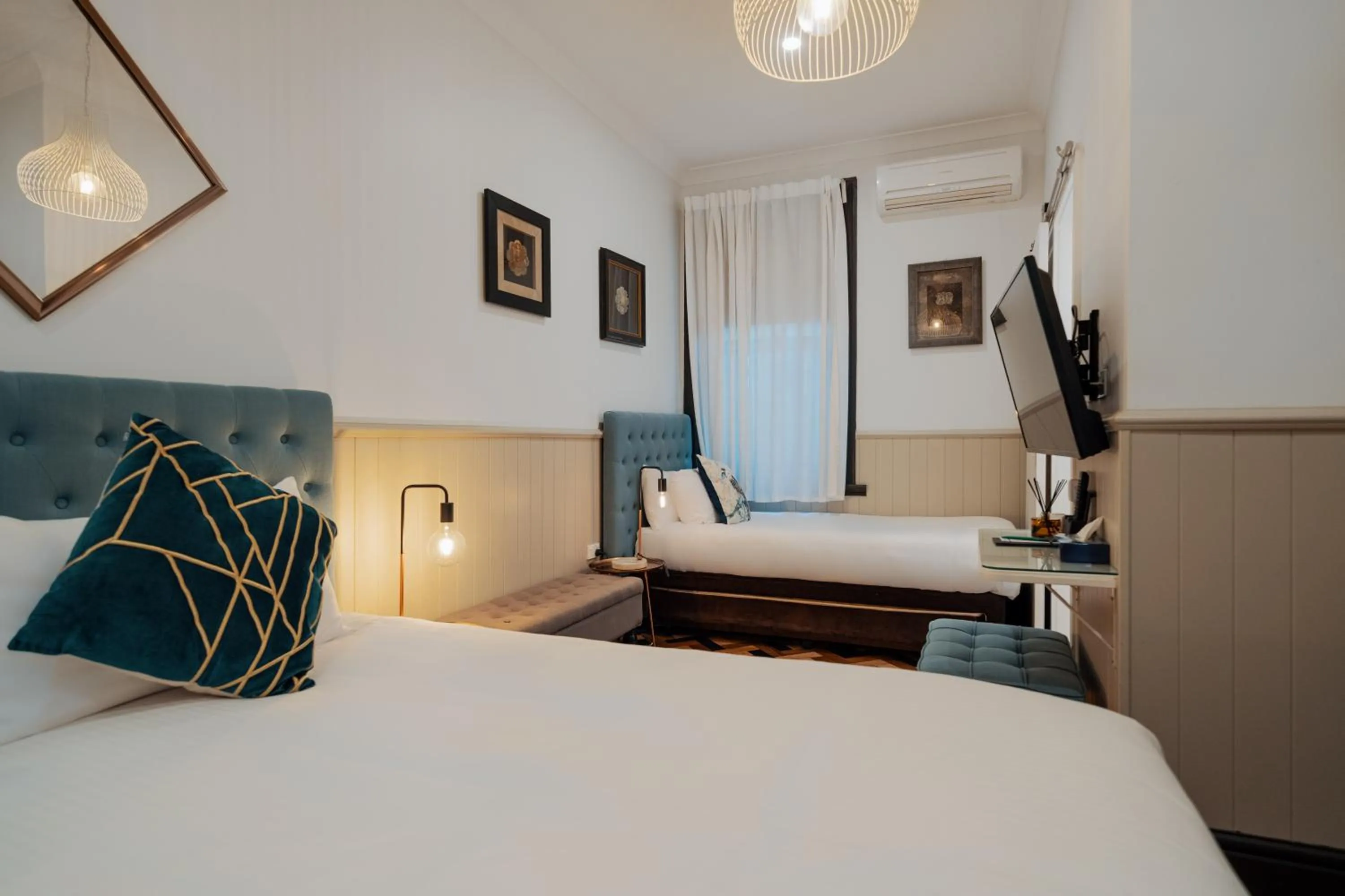 Bedroom, Bed in Cremorne Point Manor