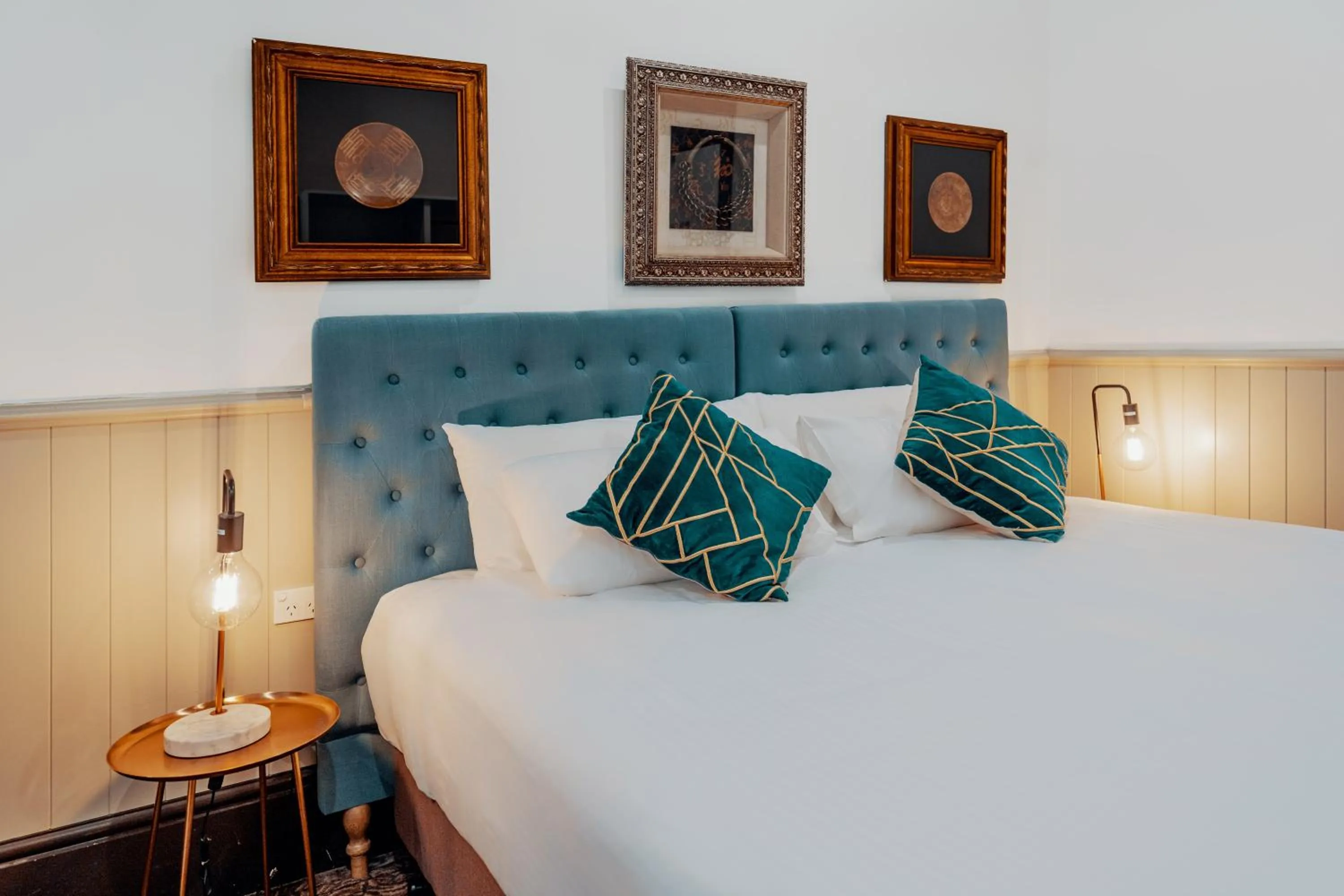 Bed in Cremorne Point Manor