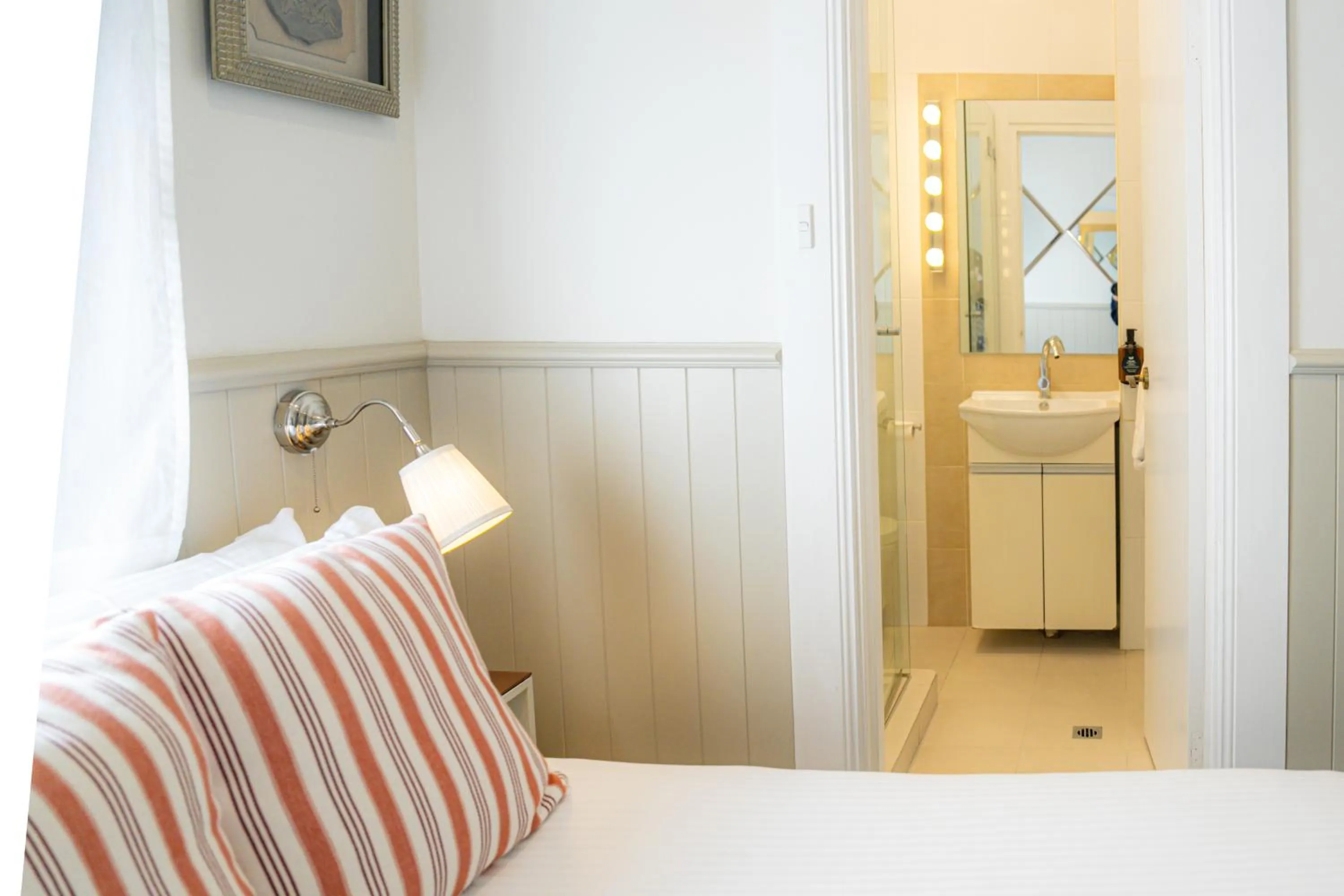 Bed in Cremorne Point Manor