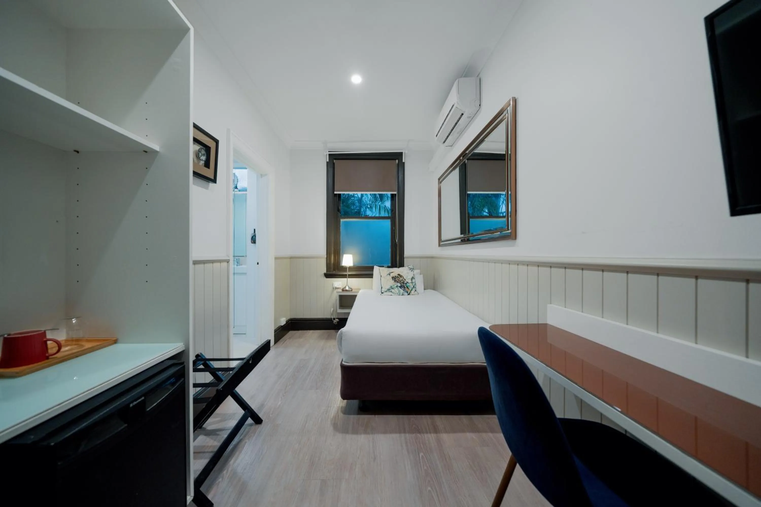 Bed in Cremorne Point Manor