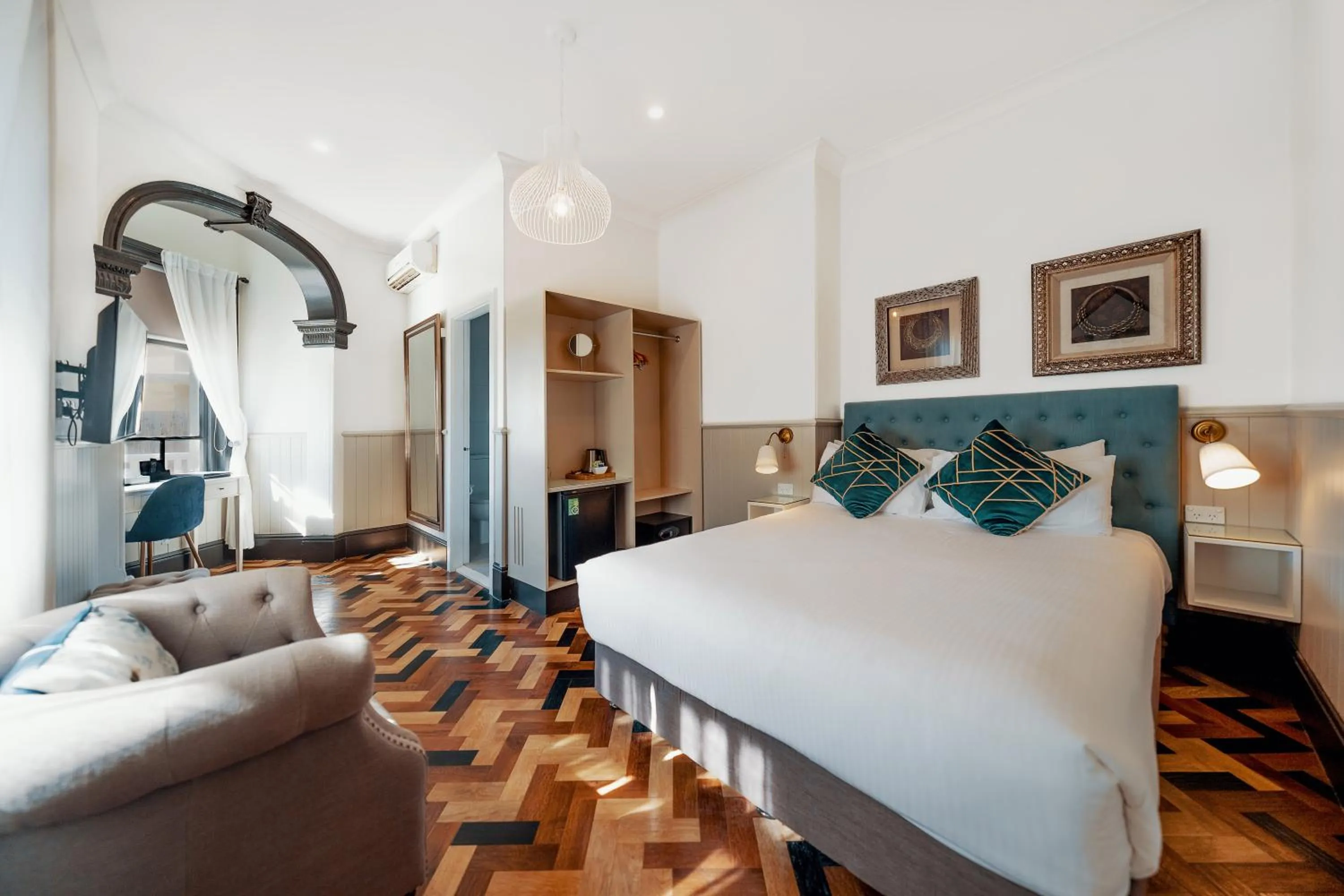 Seating area, Bed in Cremorne Point Manor