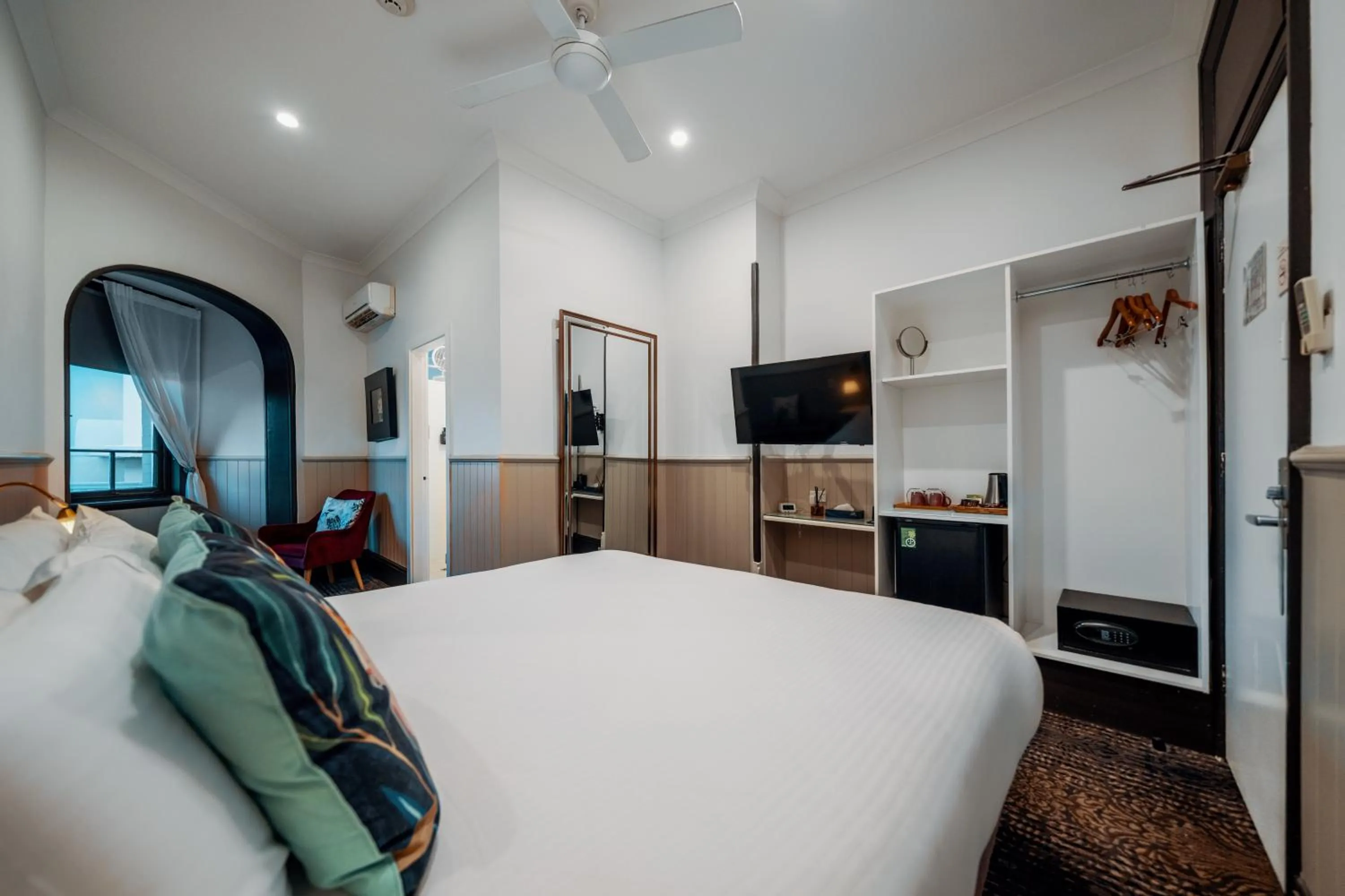 Bed in Cremorne Point Manor