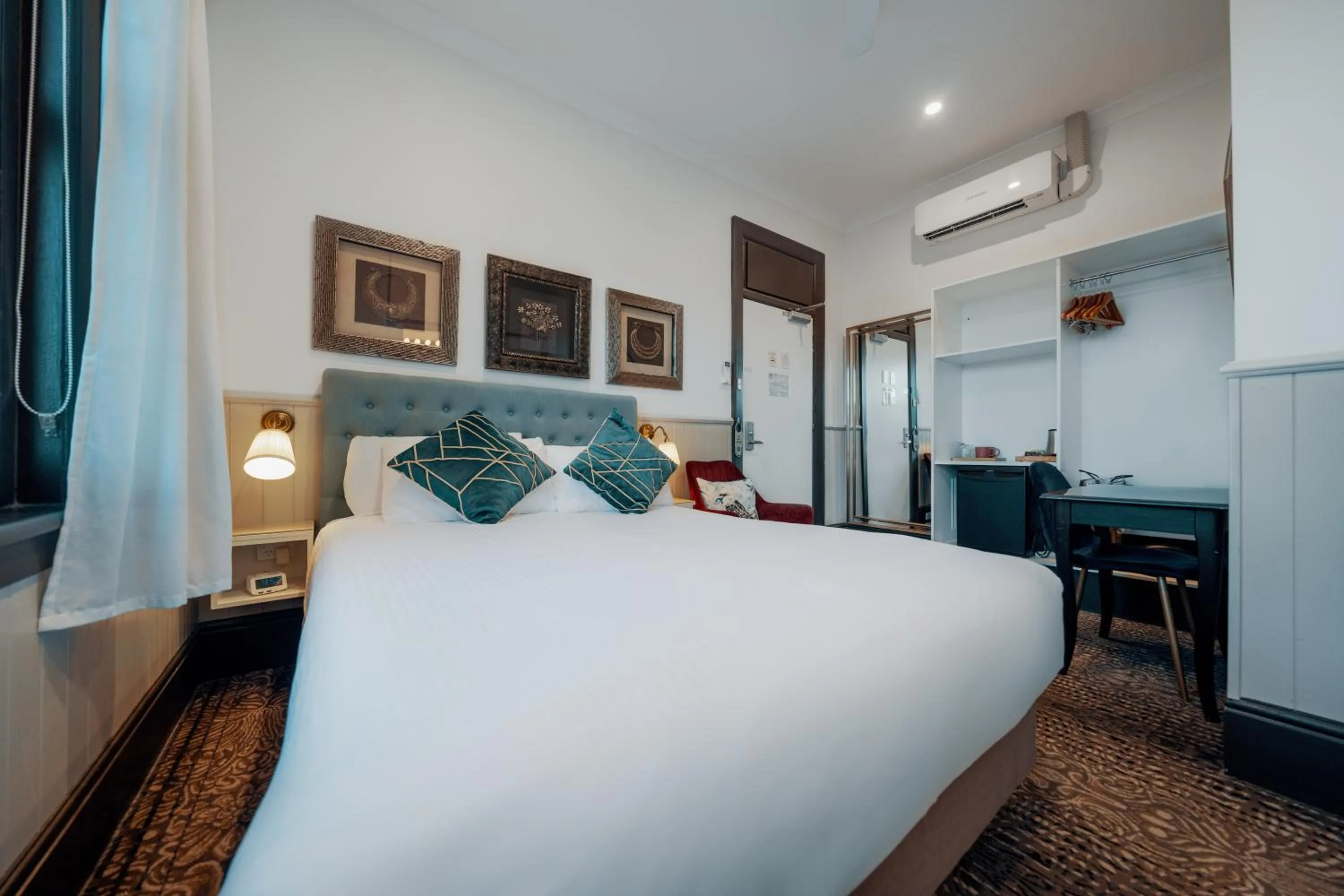 Bed in Cremorne Point Manor