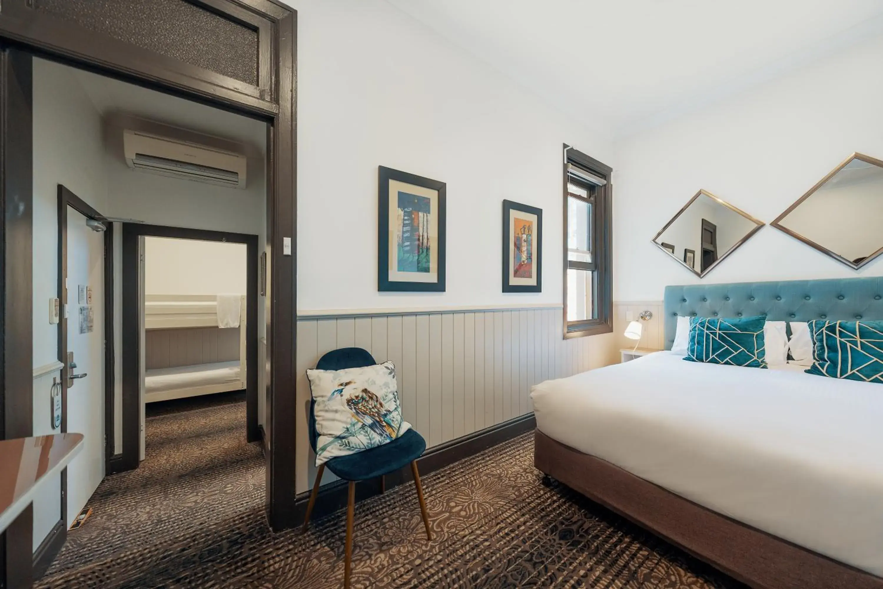 Family Room with Private Bathroom in Cremorne Point Manor Family Room with Private Bathroom in Cremorne Point Manor