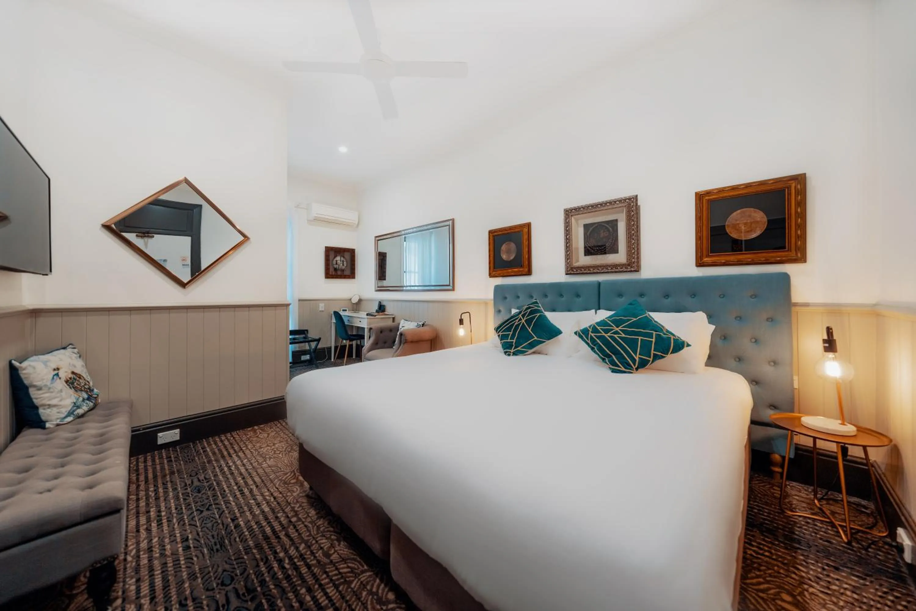 Photo of the whole room, Bed in Cremorne Point Manor