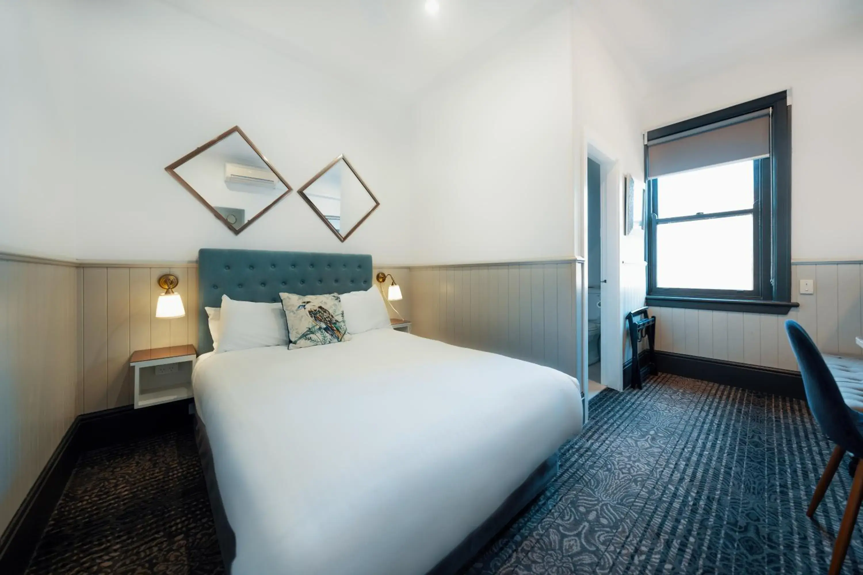 Queen Room with Private Bathroom in Cremorne Point Manor Queen Room with Private Bathroom in Cremorne Point Manor