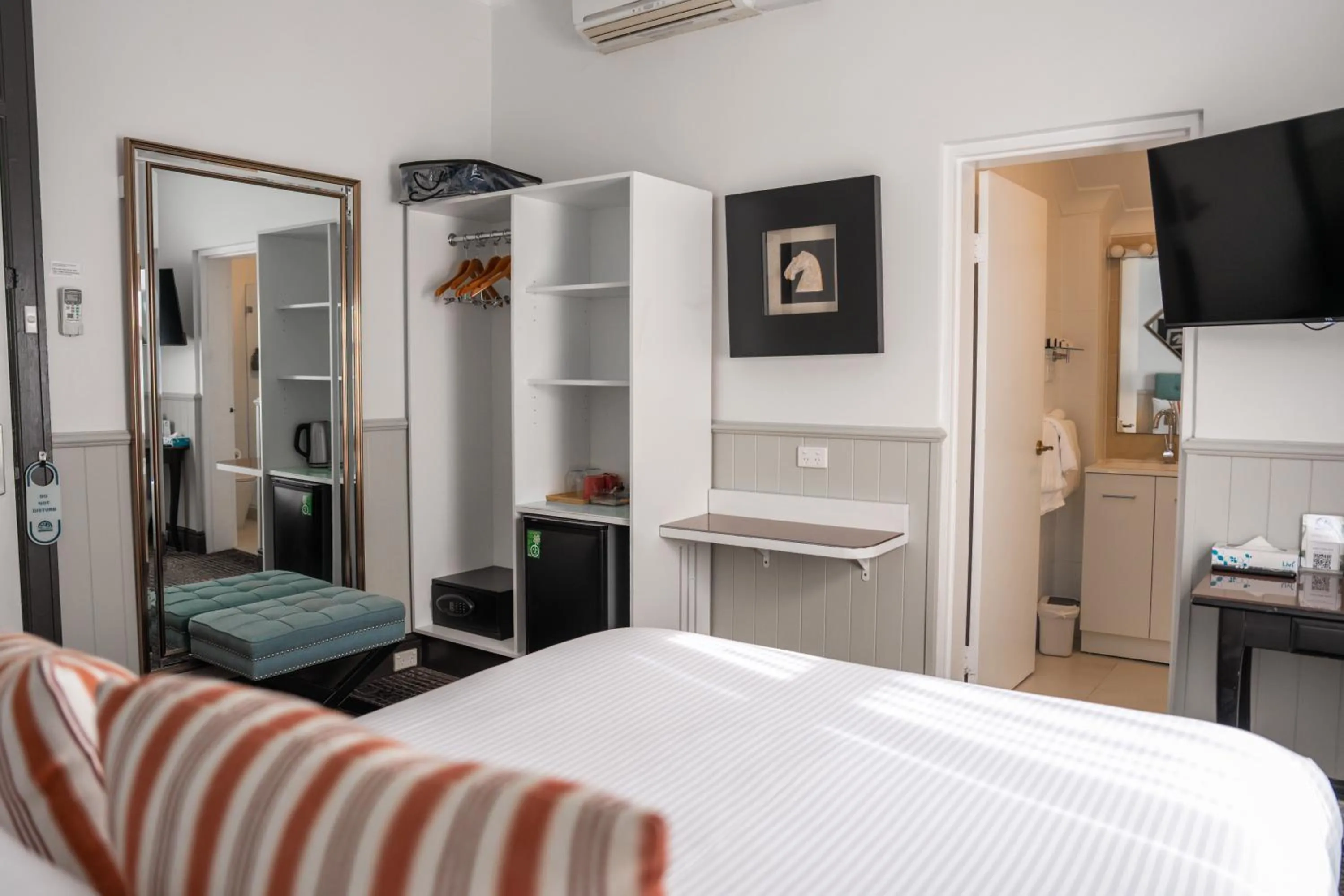 Bed in Cremorne Point Manor