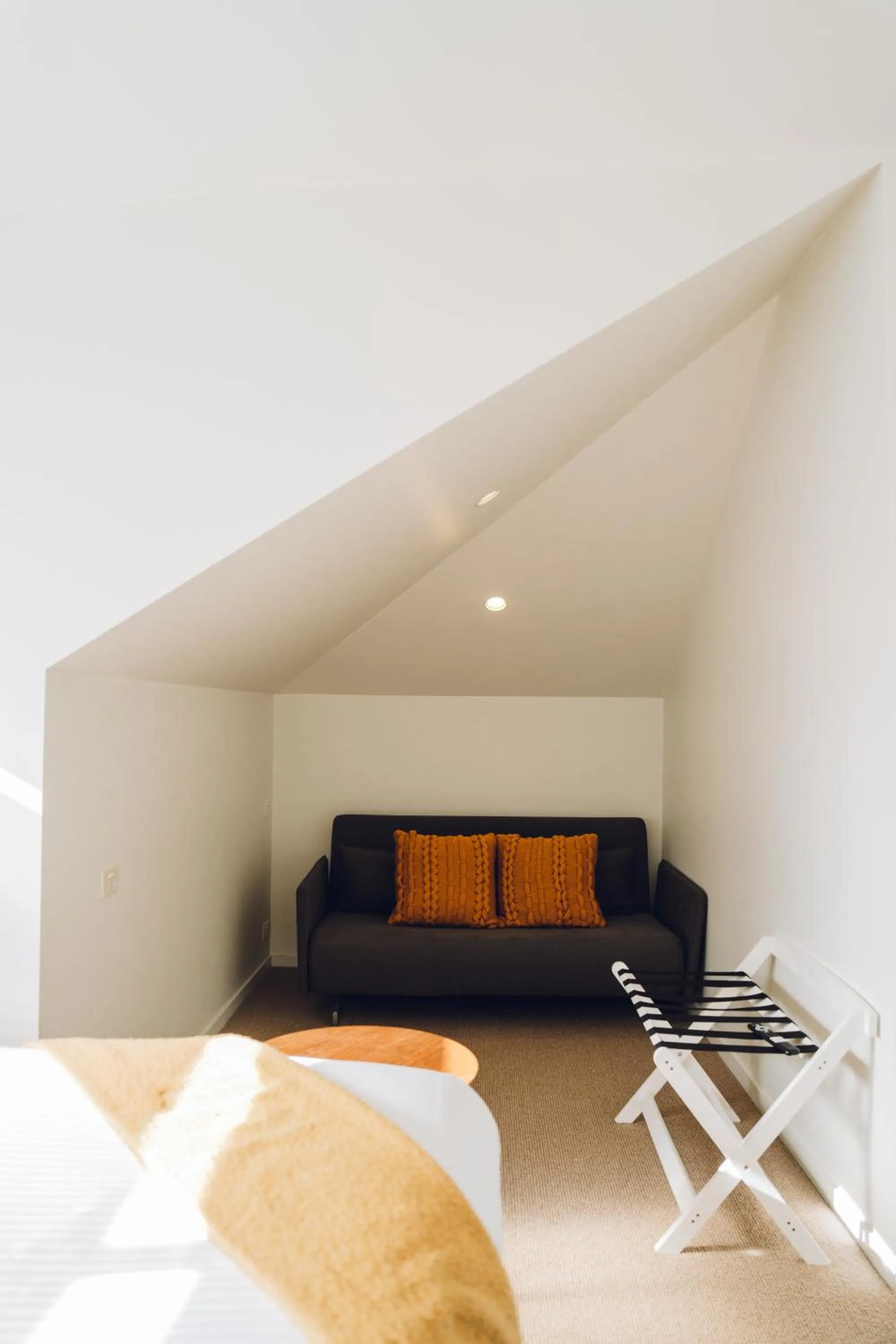 Seating area, Bed in Cremorne Point Manor