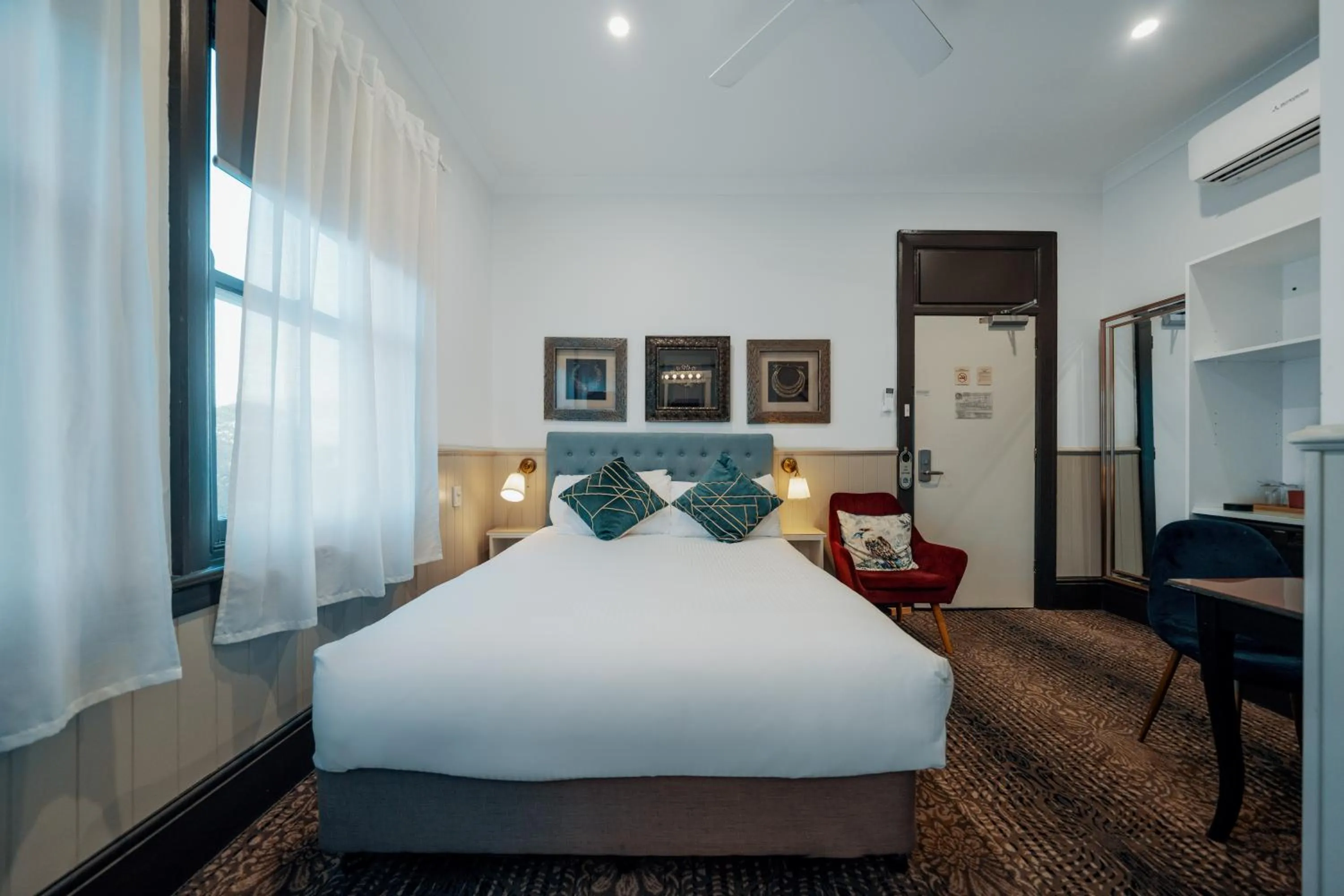 Bed in Cremorne Point Manor