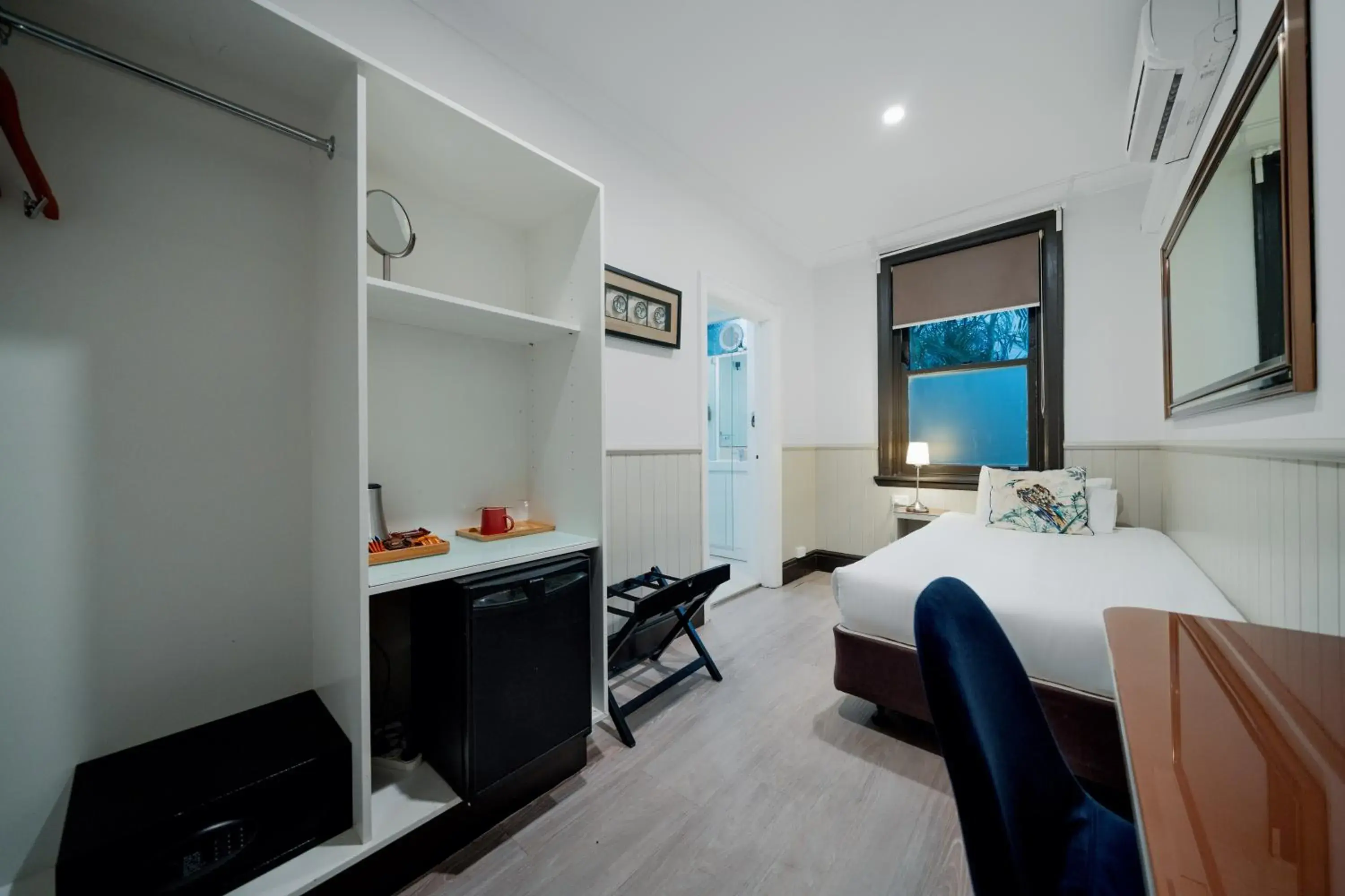 Economy Single Room in Cremorne Point Manor Economy Single Room in Cremorne Point Manor