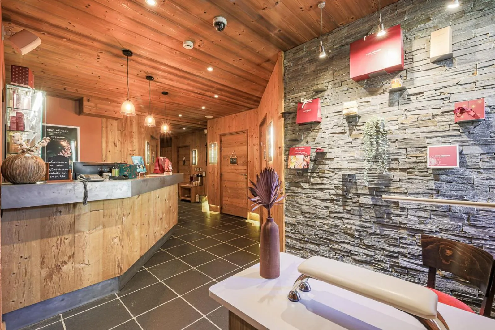 Lobby or reception, Kitchen/Kitchenette in Hôtel et Spa les Clarines