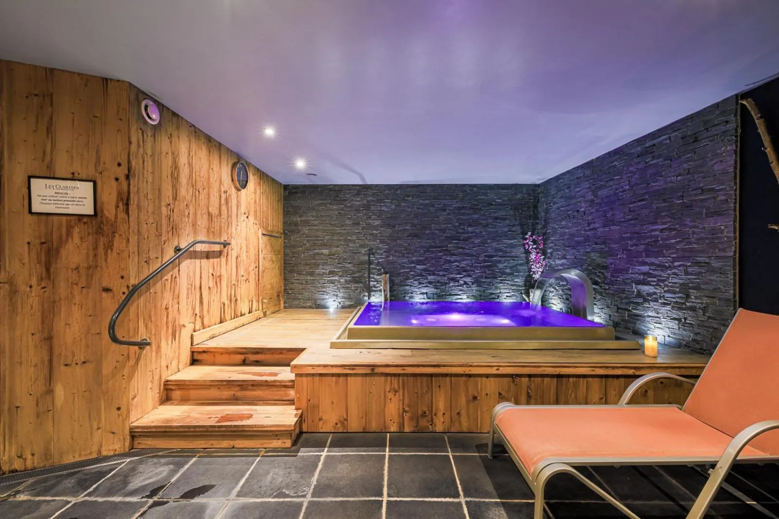 Hot Tub, Swimming Pool in Hôtel et Spa les Clarines