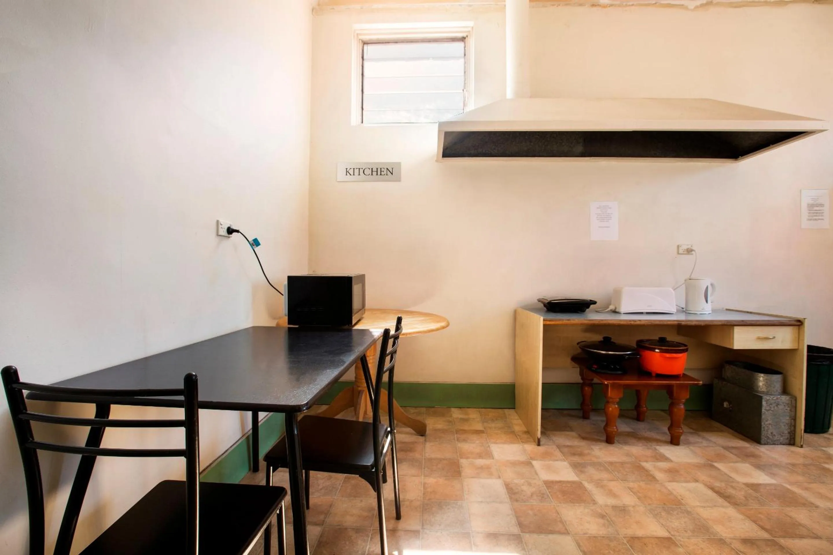 Communal kitchen in Melton Hotel Auburn