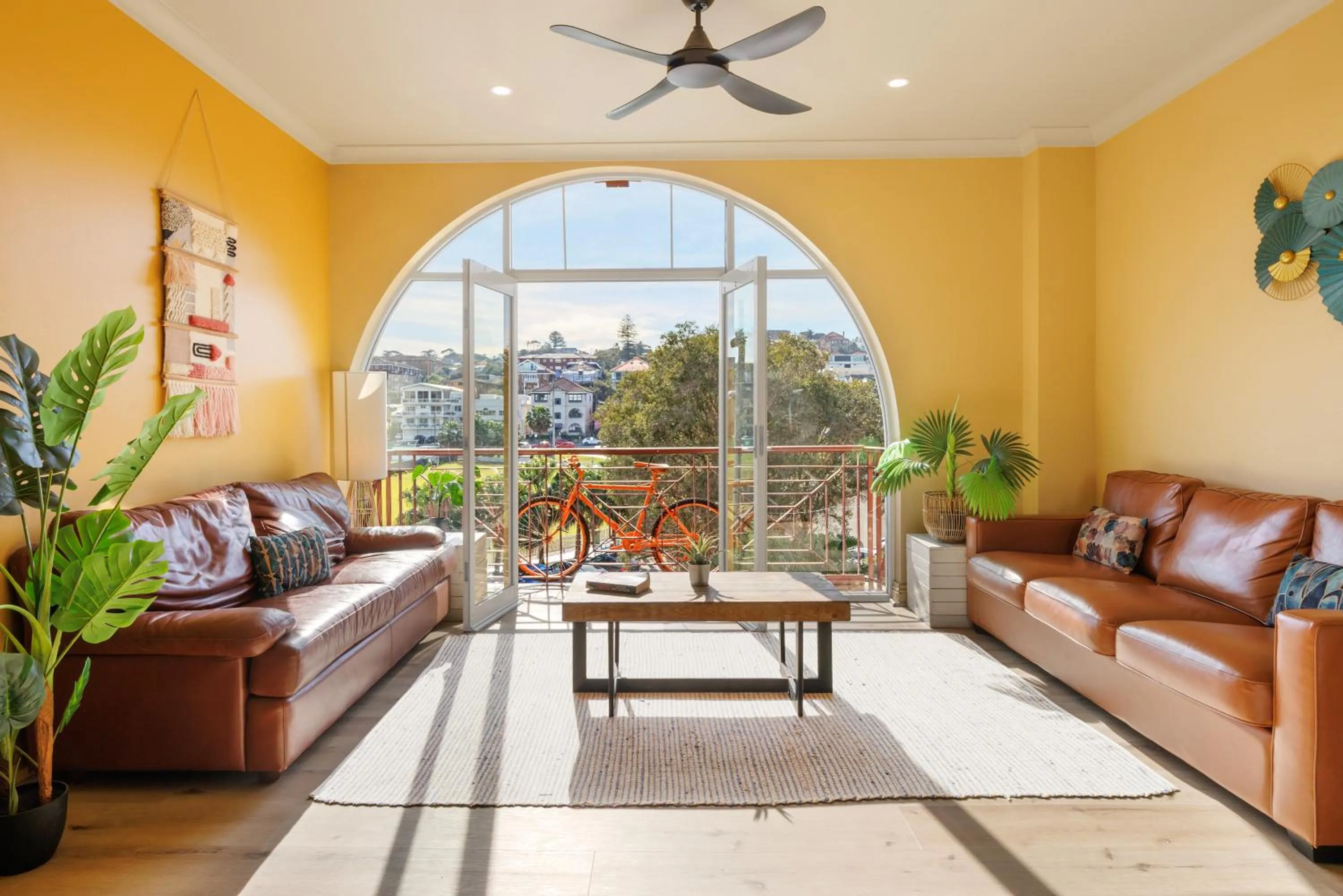 Communal lounge/ TV room in Mad Monkey Hostel Coogee Beach