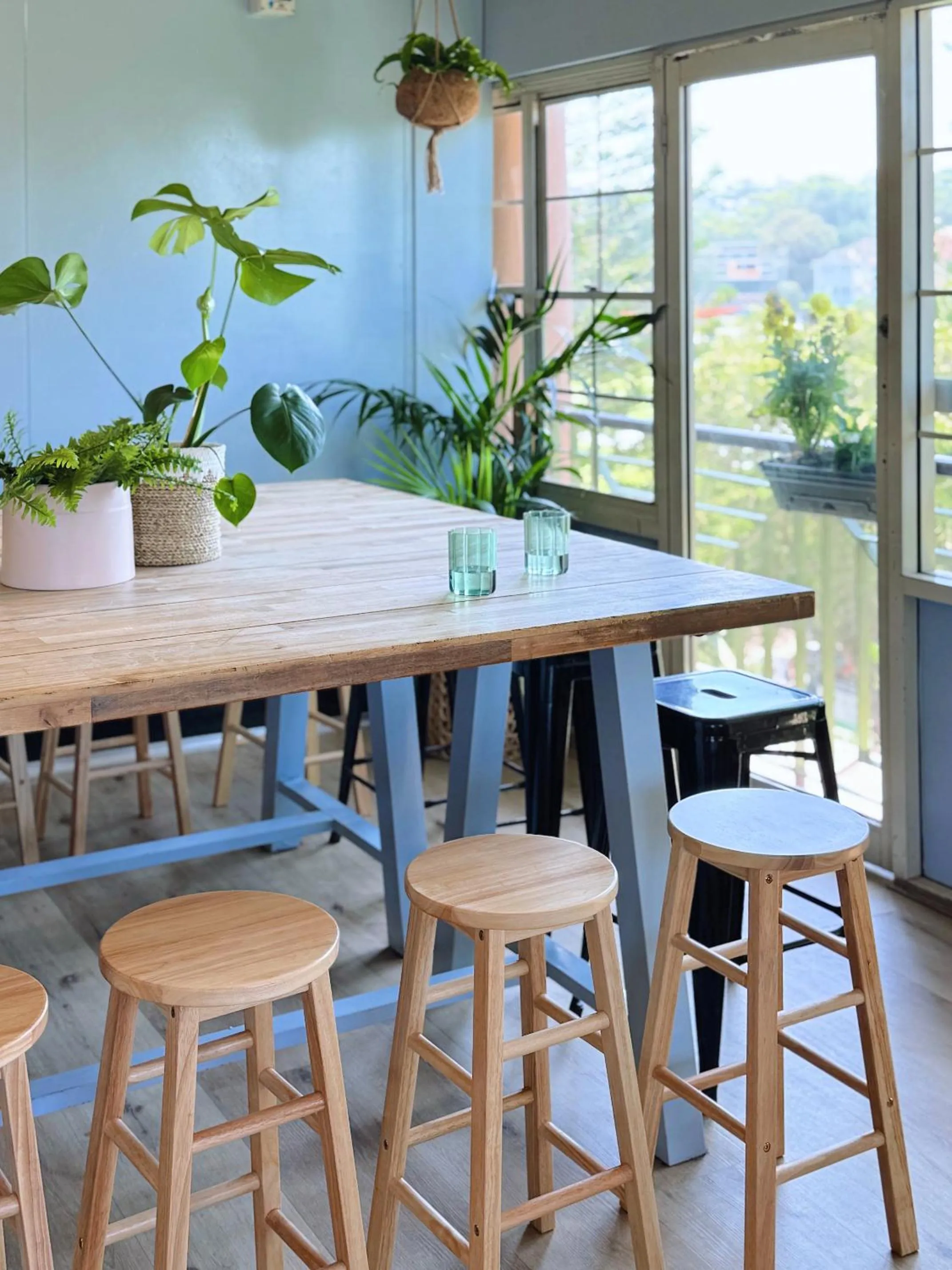 Dining area in Mad Monkey Hostel Coogee Beach