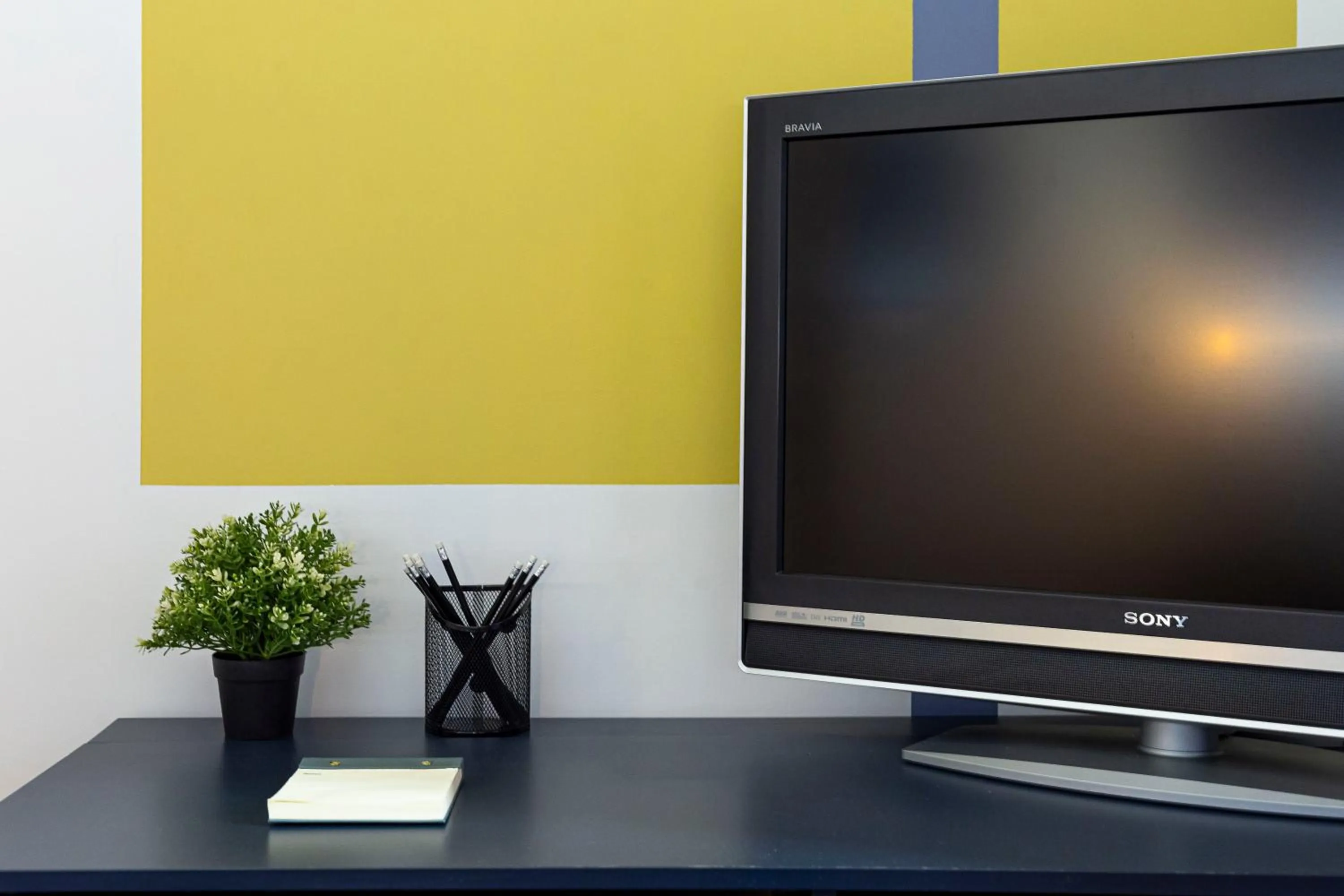 Communal lounge/ TV room in Lovely guest-room with private bathroom