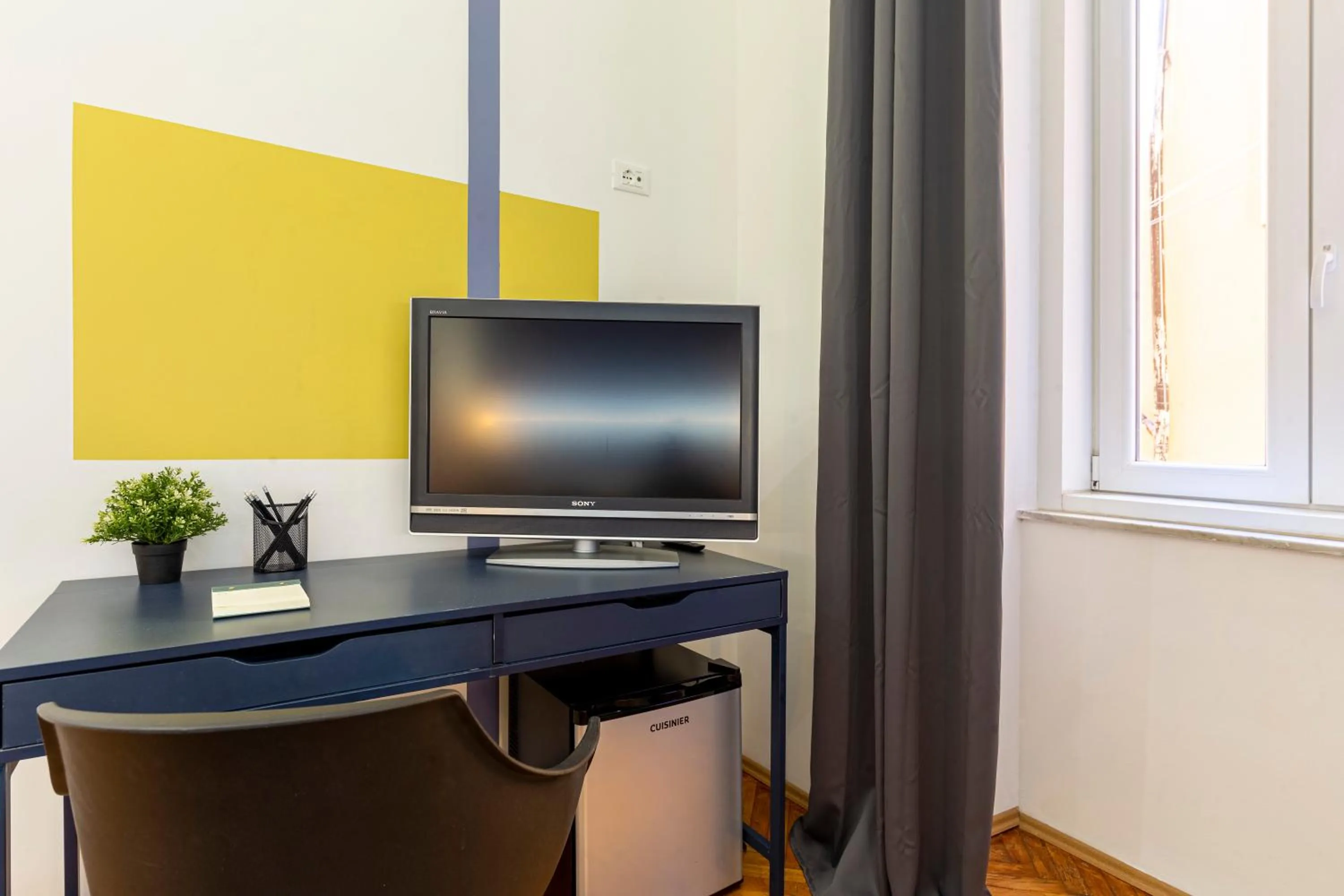 Communal lounge/ TV room in Lovely guest-room with private bathroom