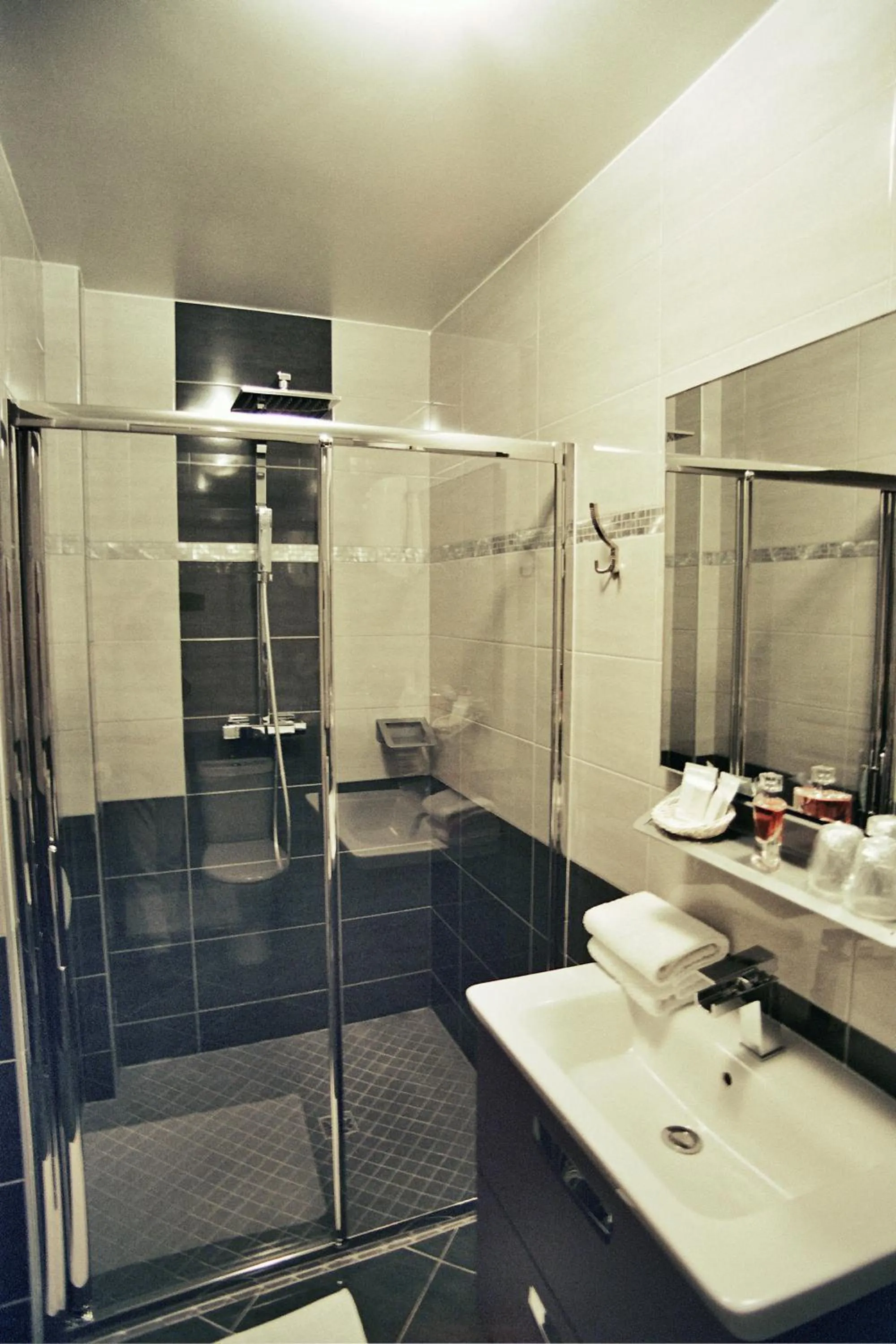 Bathroom in Hôtel l'Anvia