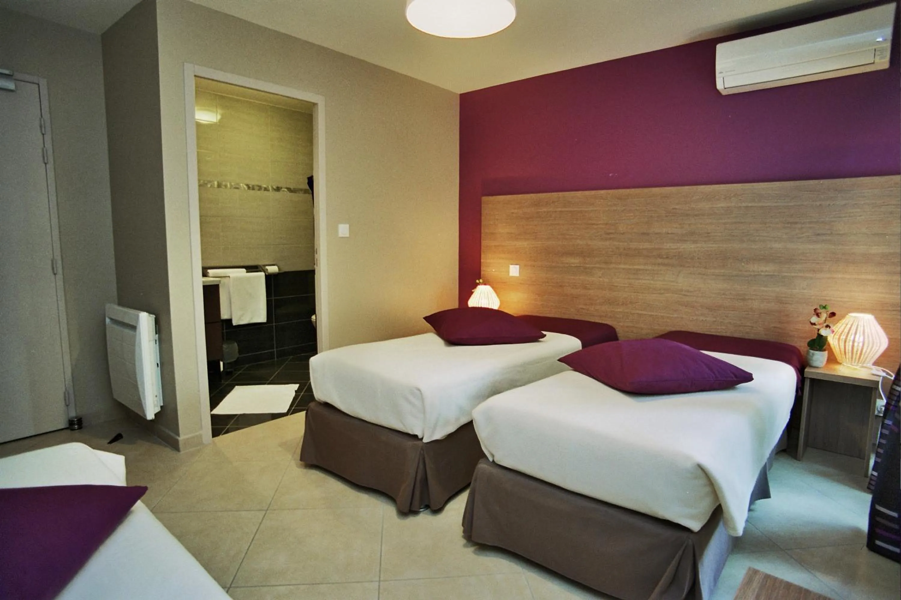 Bed in Hôtel l'Anvia