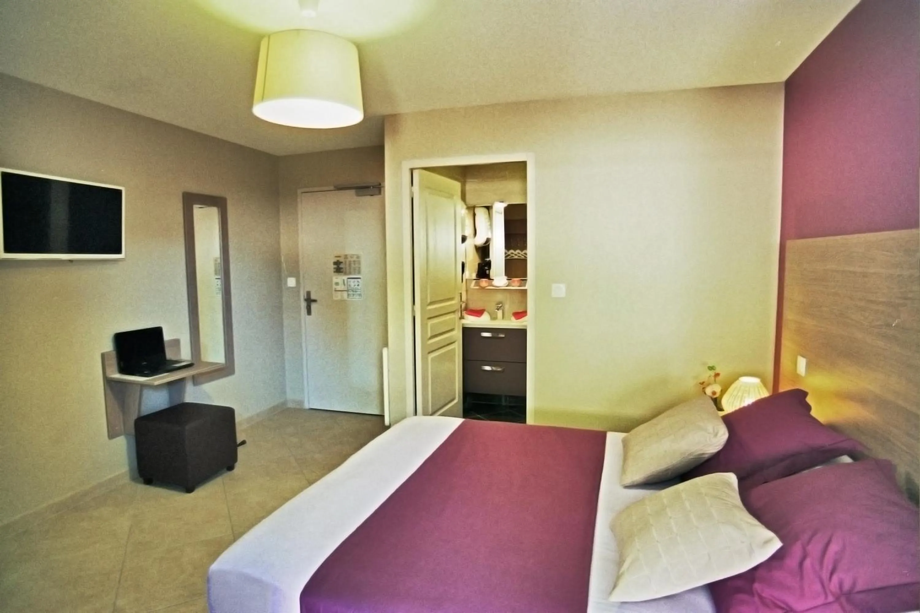 Bed in Hôtel l'Anvia